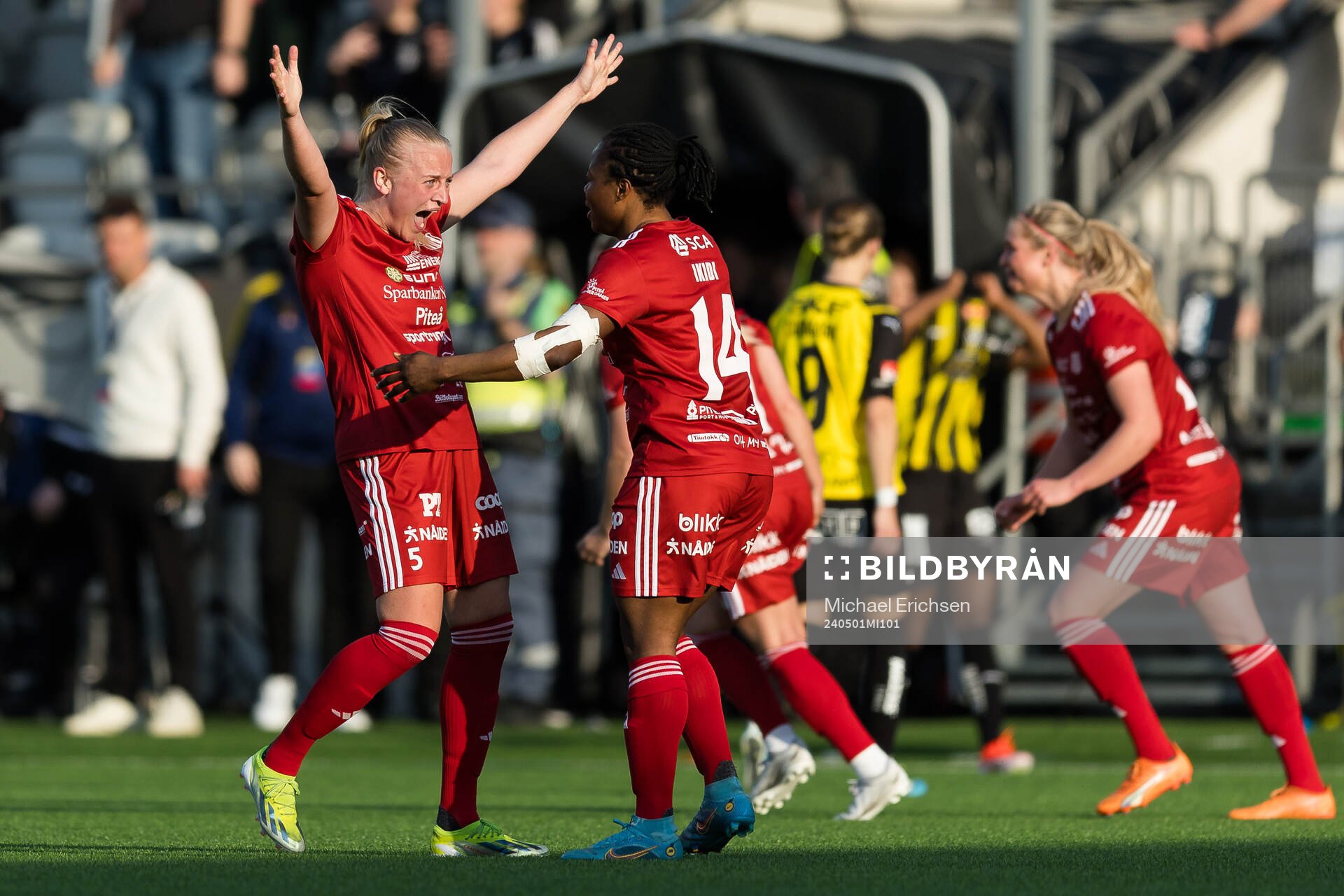 Piteås Wilma Carlsson och Faith Ikidi Michael jublar