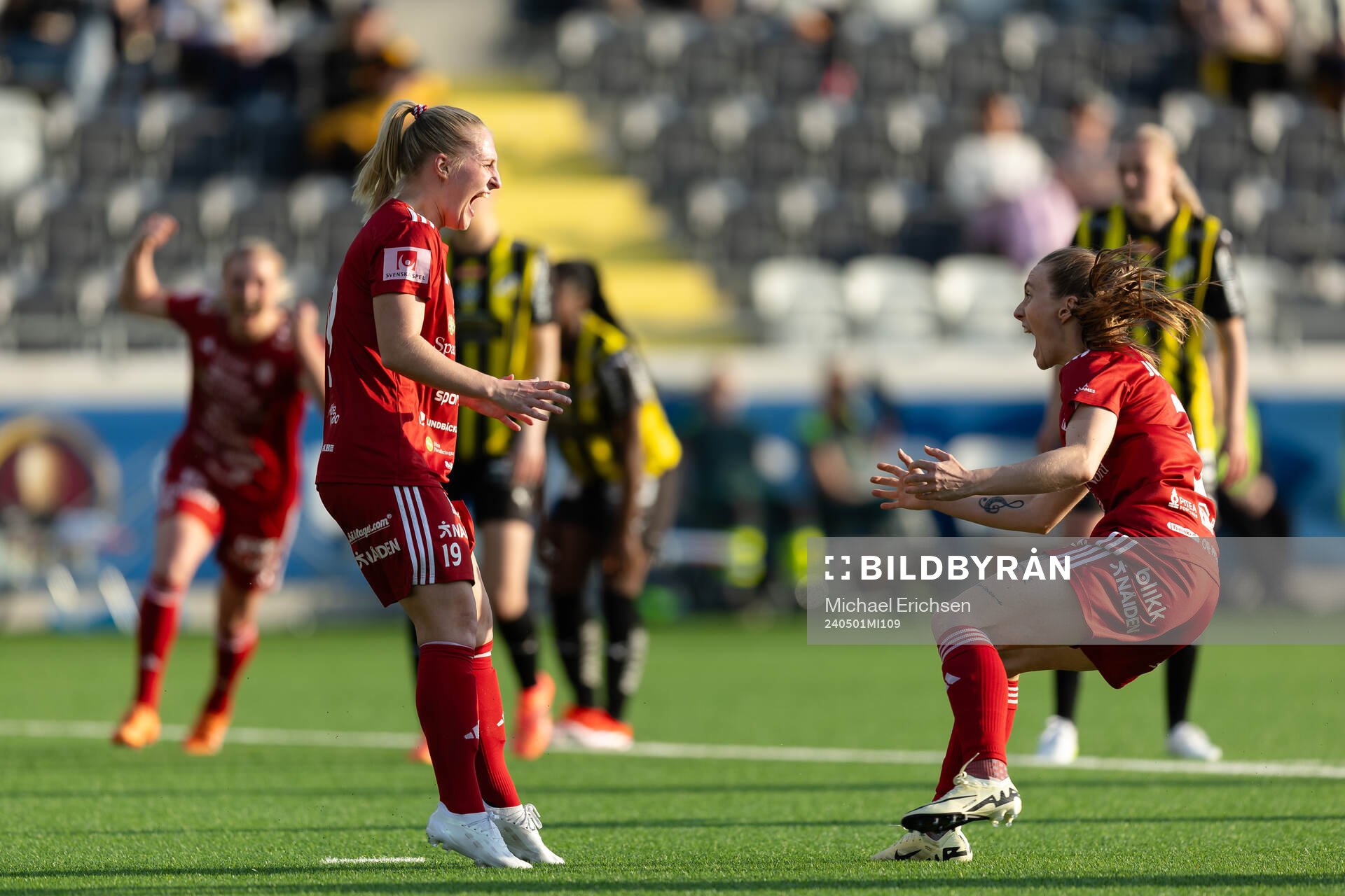 Piteås Emma Viklund jublar ihop med Ásla Johannesen