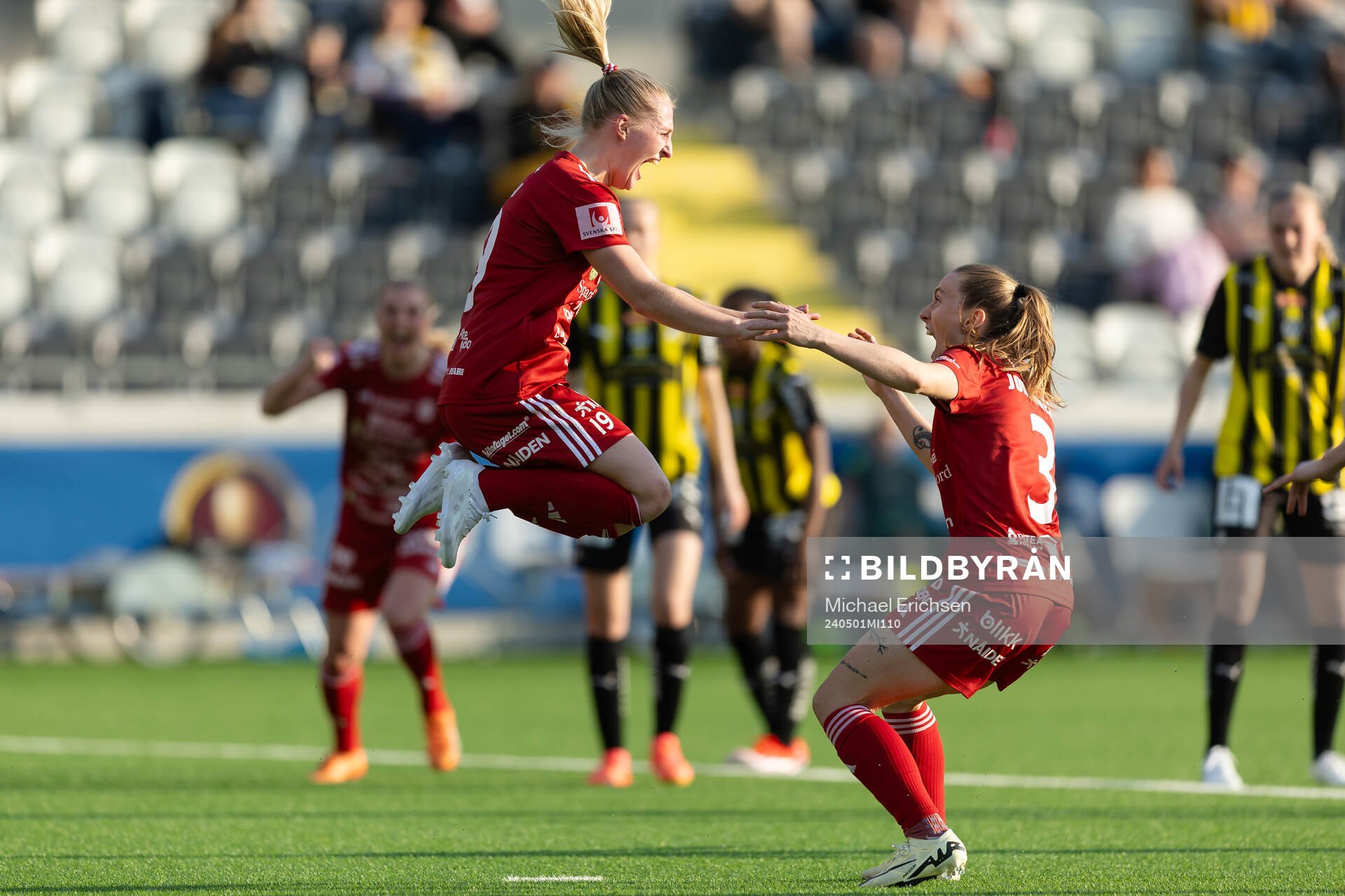 Piteås Emma Viklund jublar ihop med Ásla Johannesen