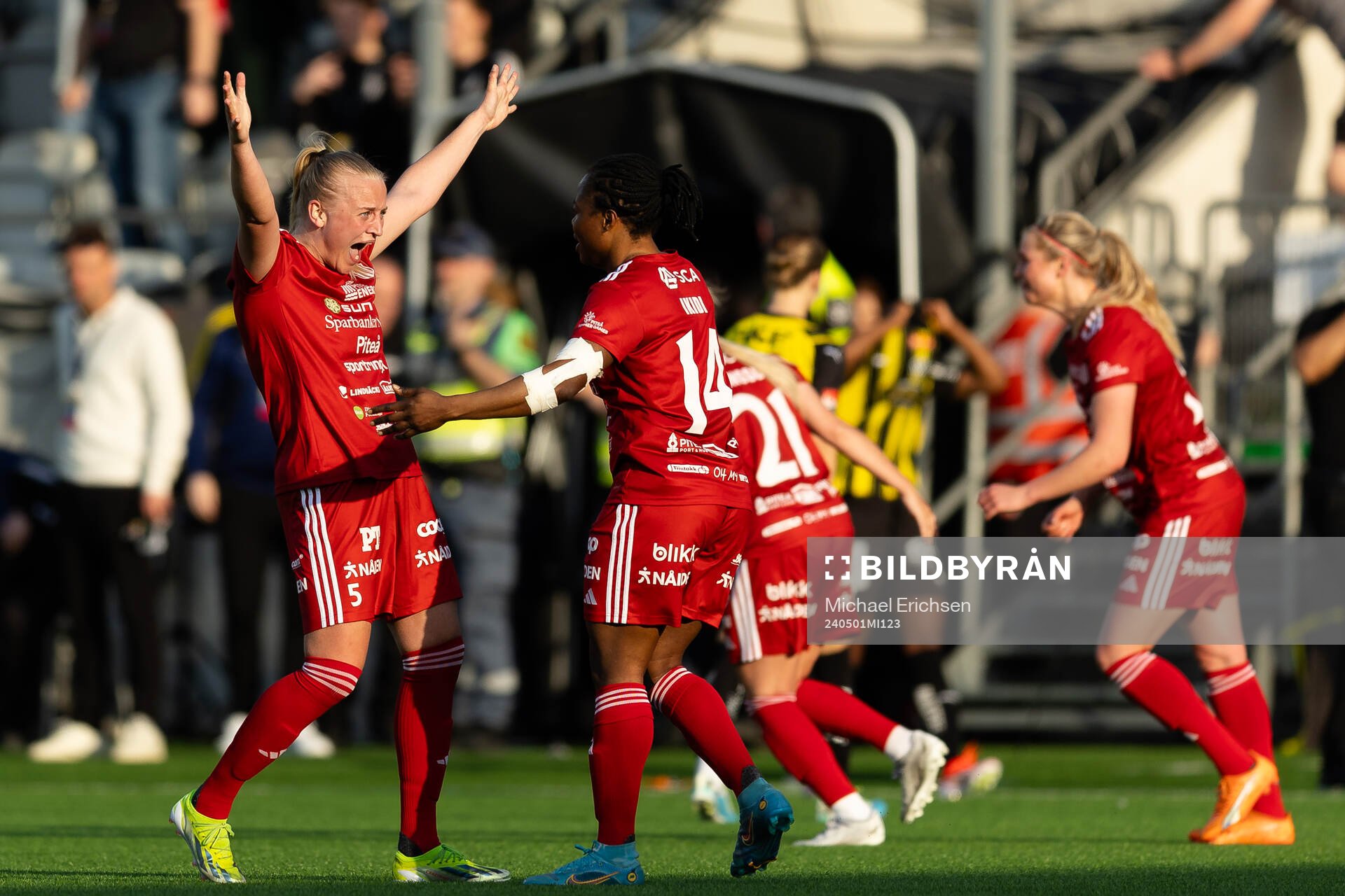 Piteås Wilma Carlsson och Faith Ikidi Michael jublar