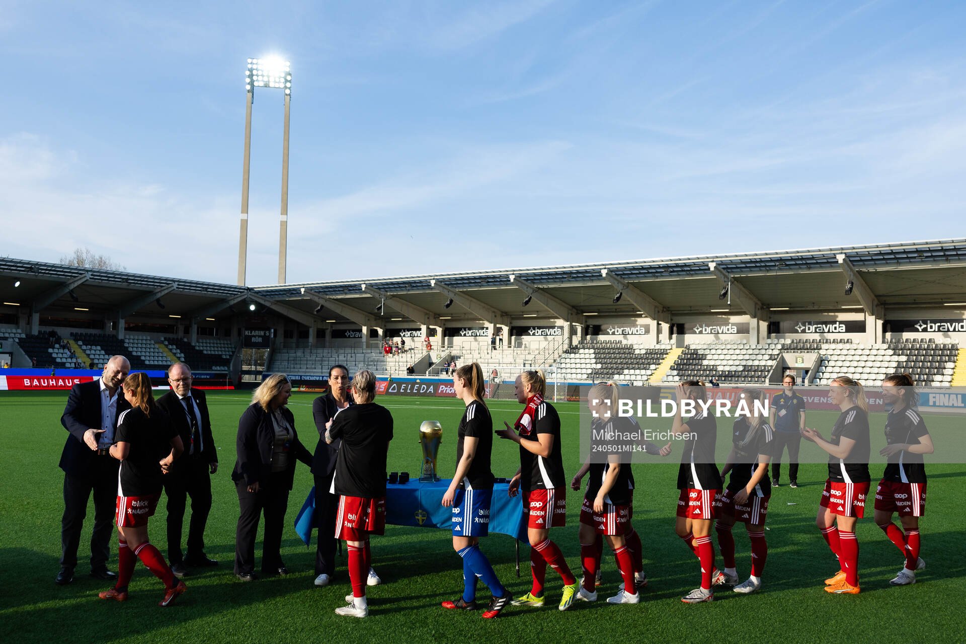 Andrea Möllerberg Svenska fotbollförbundets generalsekreterare delar ut guldmedaljer till Piteå efter finalen i Svenska Cupen mellan Häcken och Piteå den 1 maj 2024 i Göteborg.