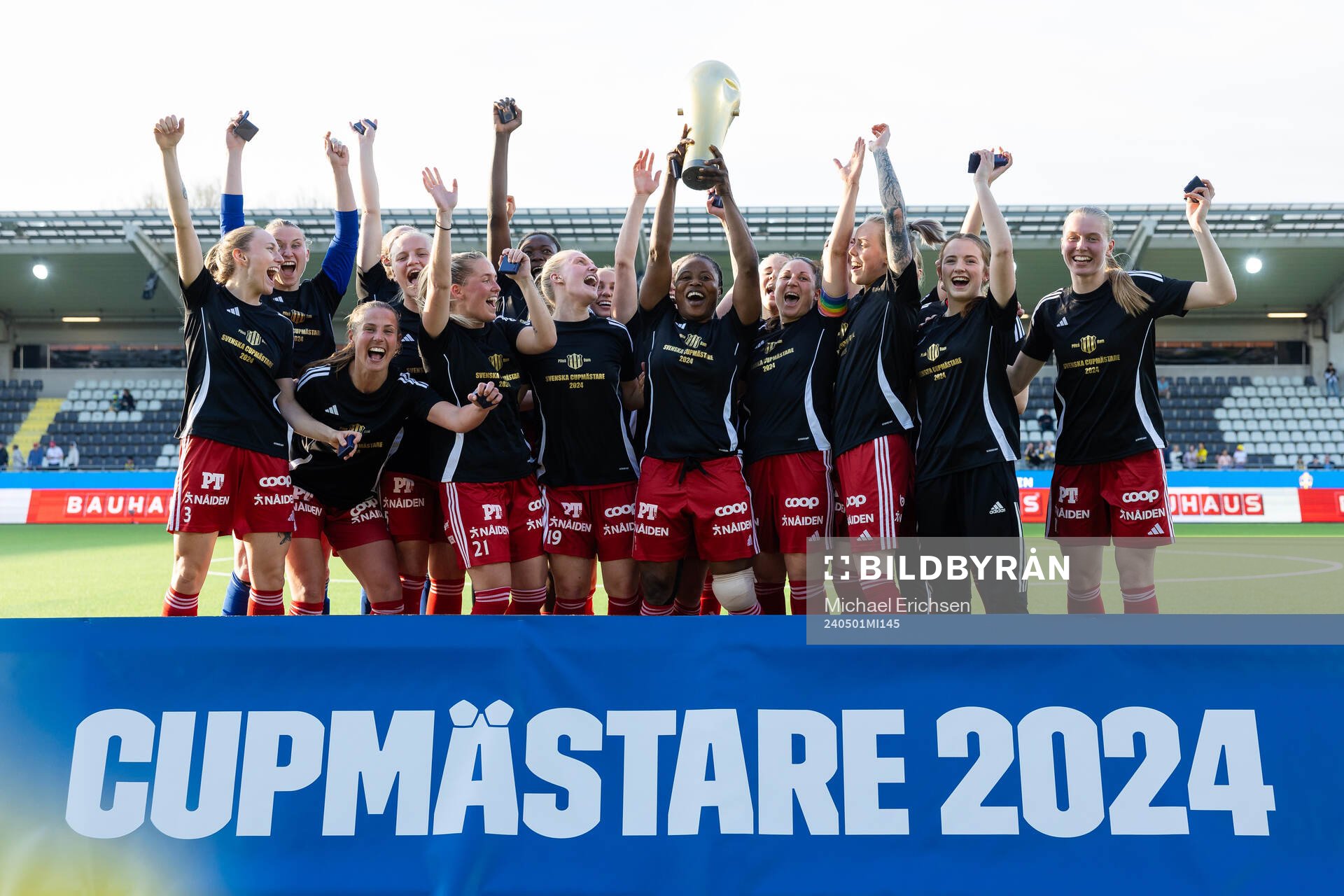 Piteås spelare jublar med pokalen