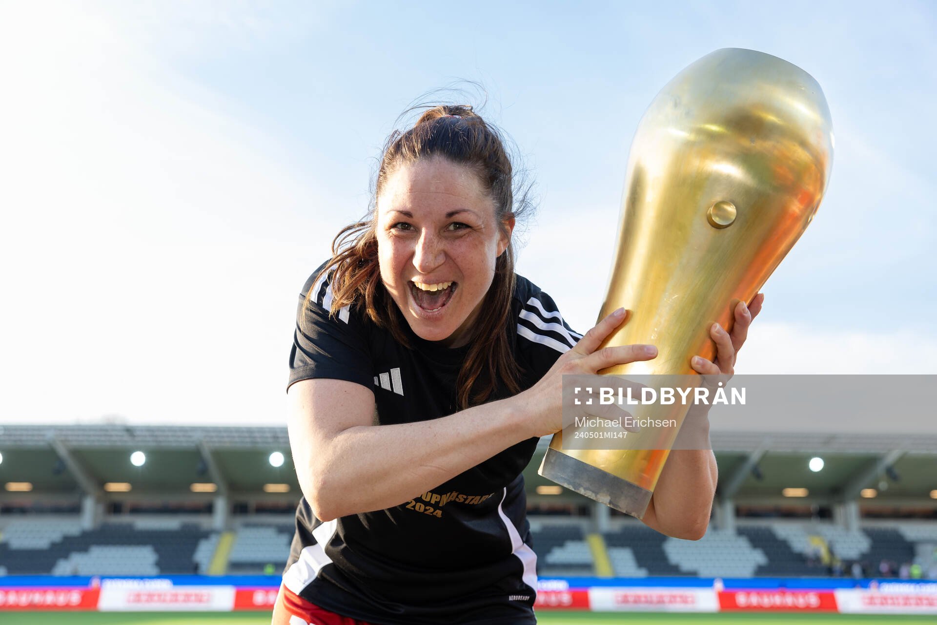 Piteås Josefin Johansson jublar med pokalen