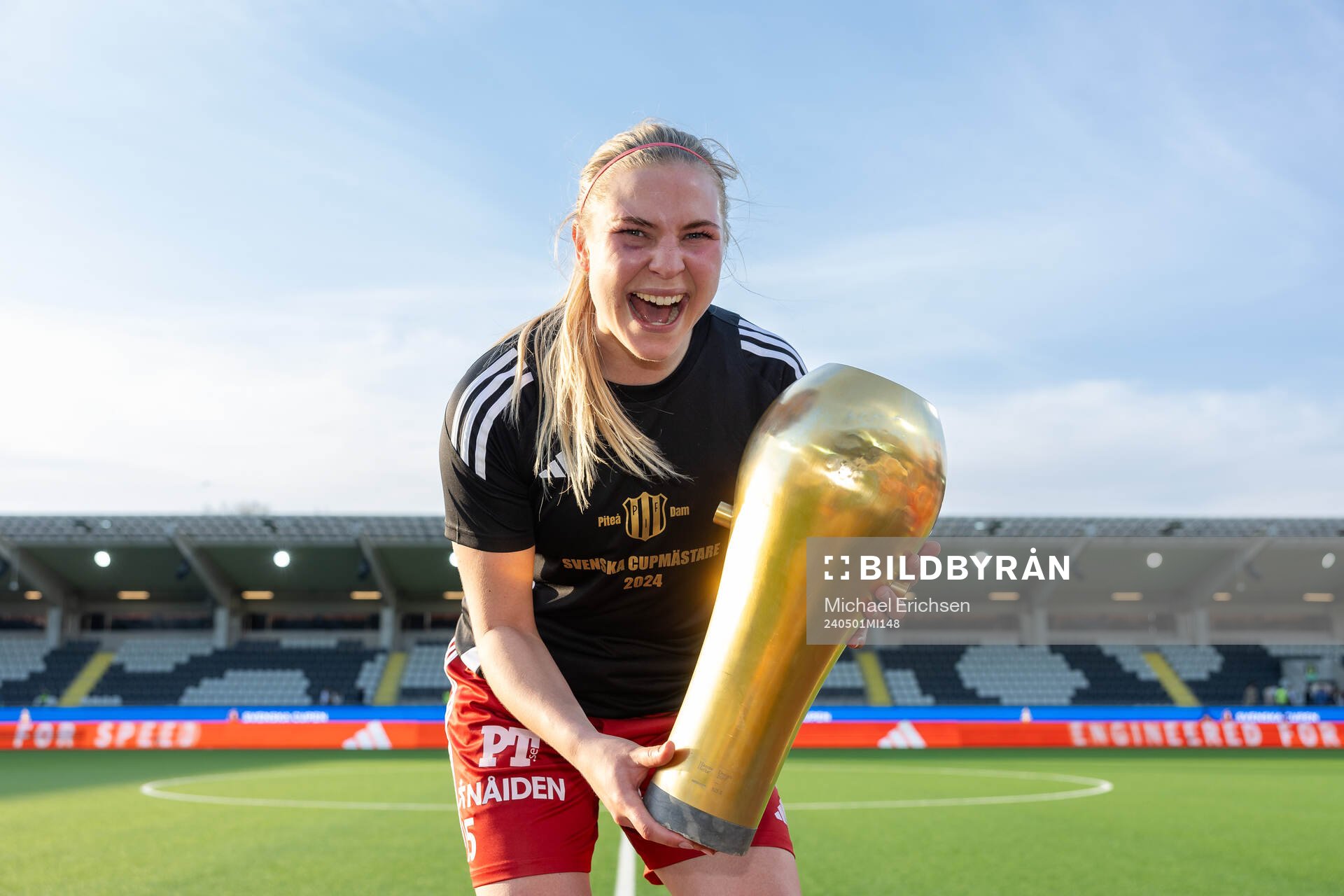 Piteås Ellen Löfqvist jublar med pokalen