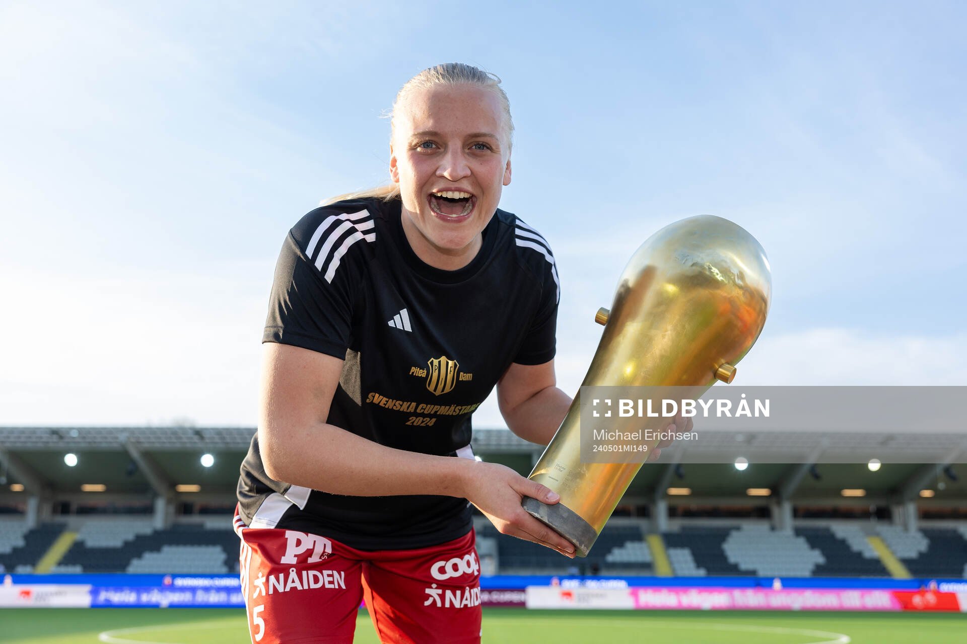 Piteås Wilma Carlsson jublar med pokalen efter finalen i Svenska Cupen mellan Häcken och Piteå den 1 maj 2024 i Göteborg. 