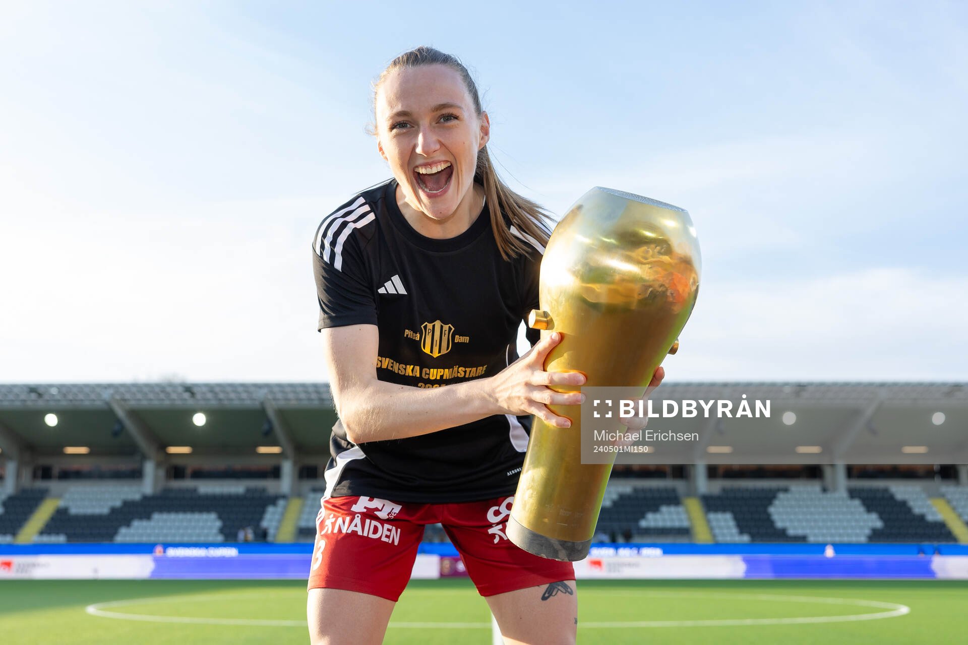 Piteås Ásla Johannesen jublar med pokalen