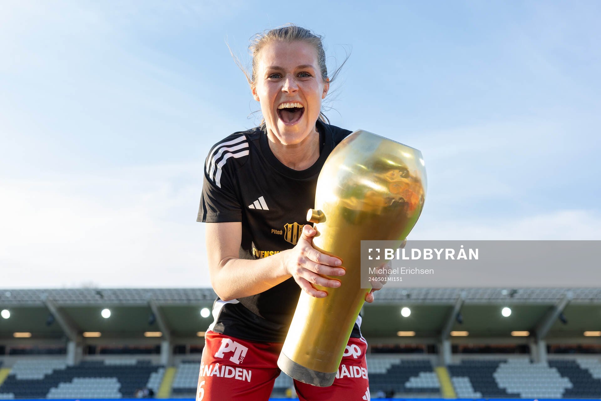 Piteås Maja Green jublar med pokalen