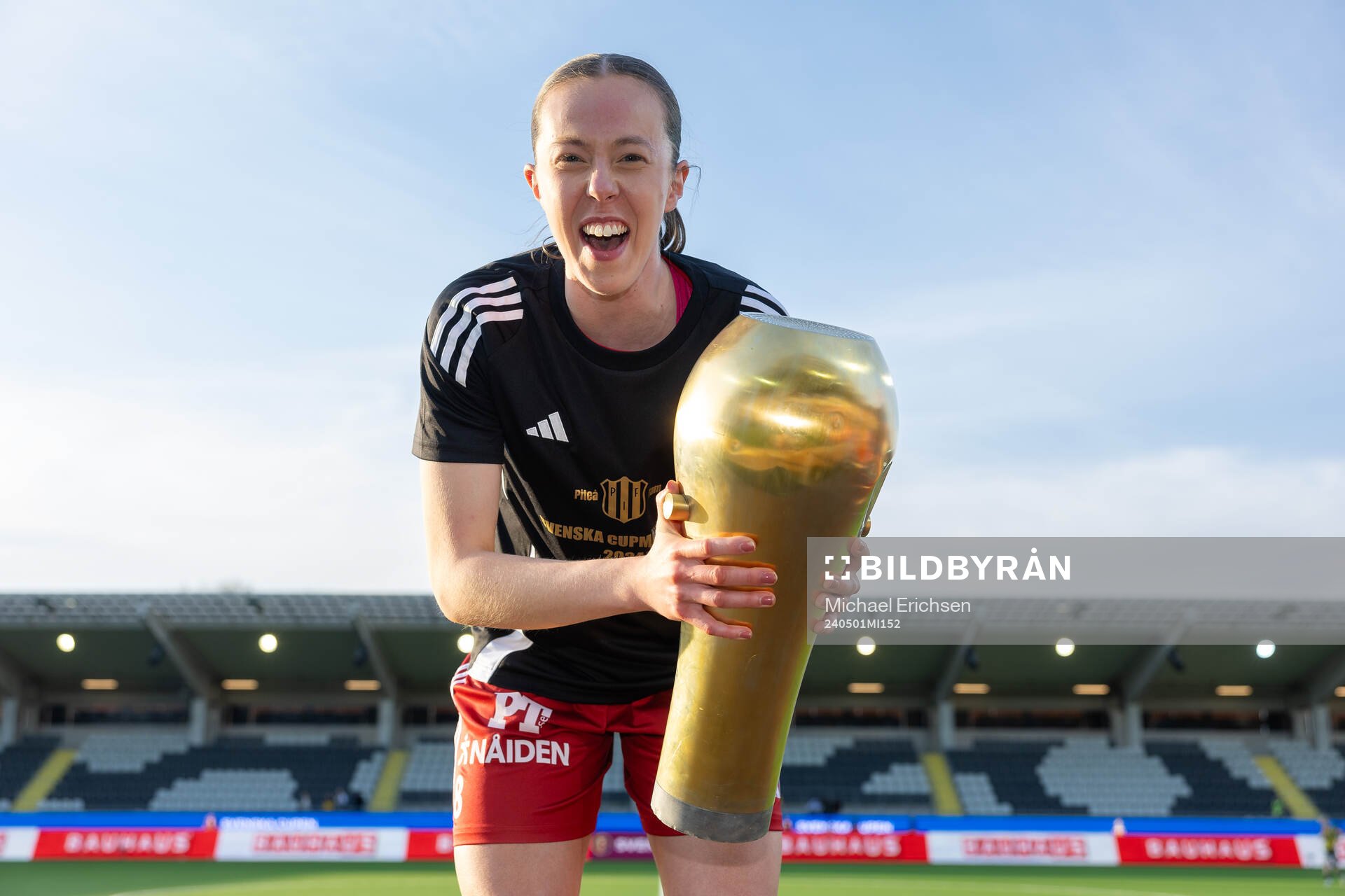 Piteås Emma Åström jublar med pokalen