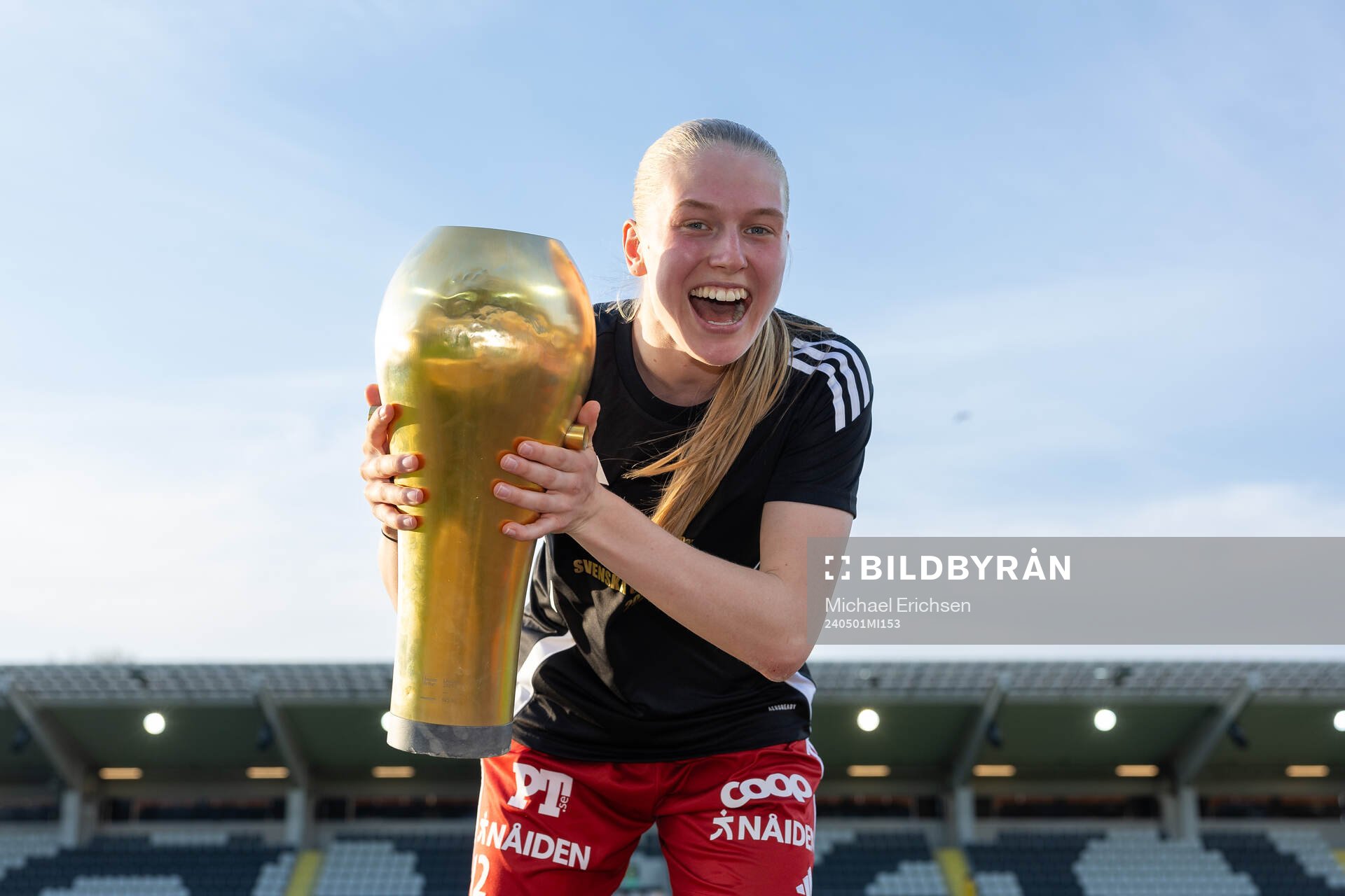 Piteås Saga Swedman jublar med pokalen efter finalen i Svenska Cupen mellan Häcken och Piteå den 1 maj 2024 i Göteborg. 
