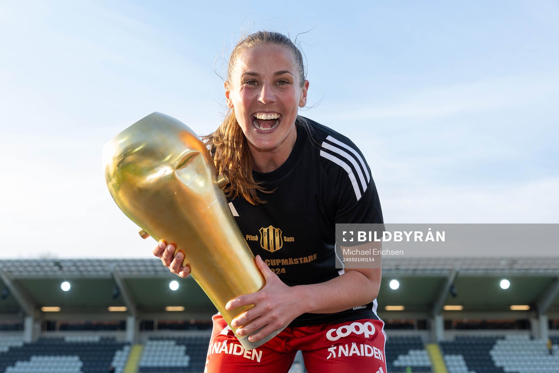 Piteås Olivia Holm jublar med pokalen