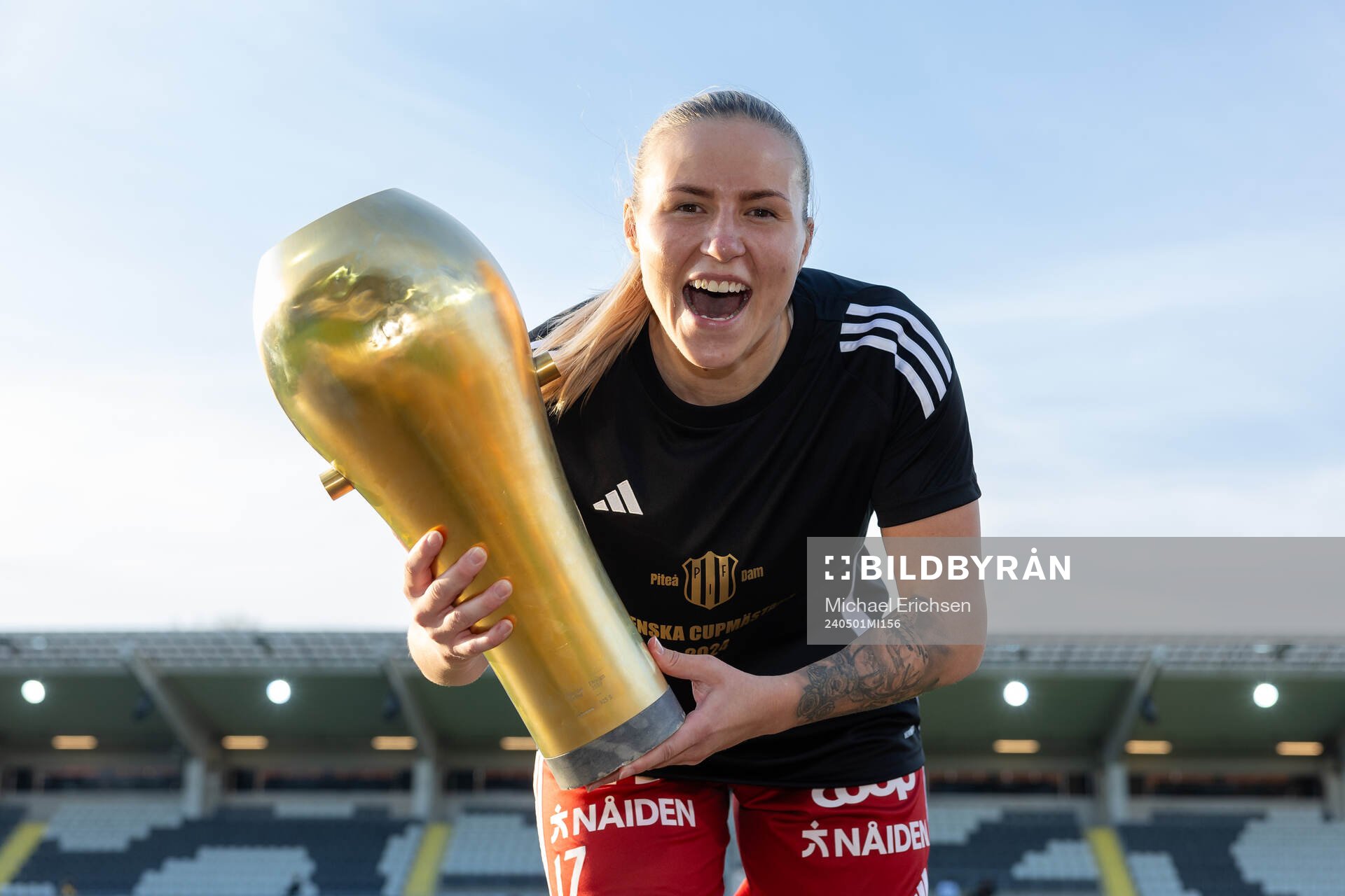 Piteås Selina Henriksson jublar med pokalen