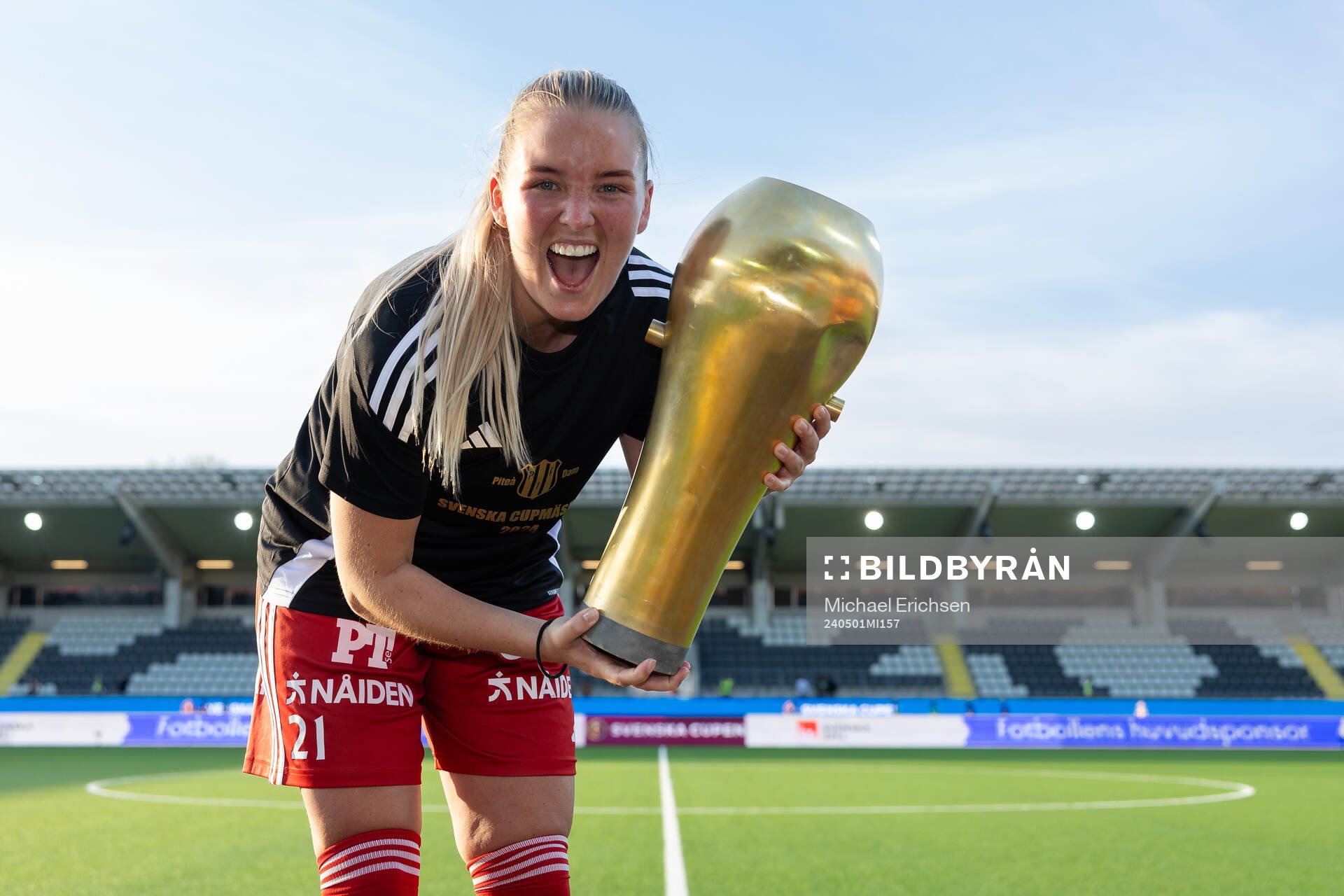 Piteås Ronja Aronsson jublar med pokalen