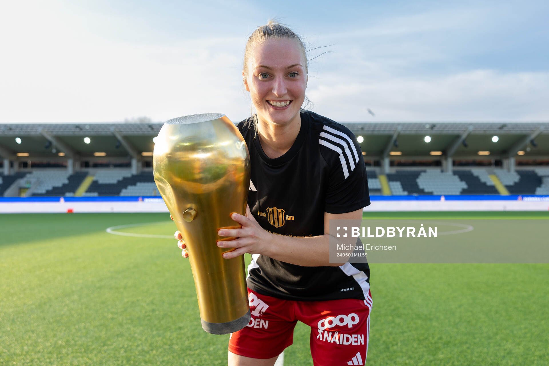 Piteås Emma Viklund  jublar med pokalen