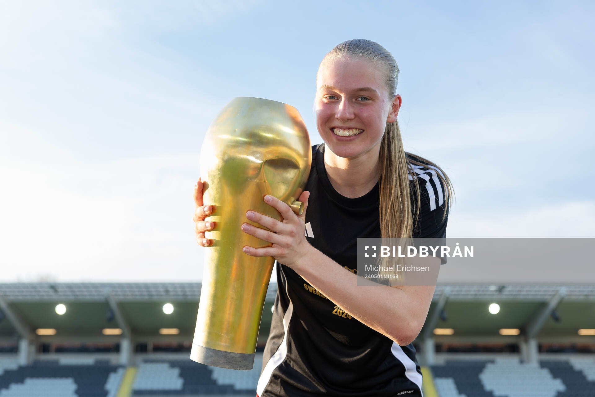 Piteås Saga Swedman jublar med pokalen efter finalen i Svenska Cupen mellan Häcken och Piteå den 1 maj 2024 i Göteborg. 