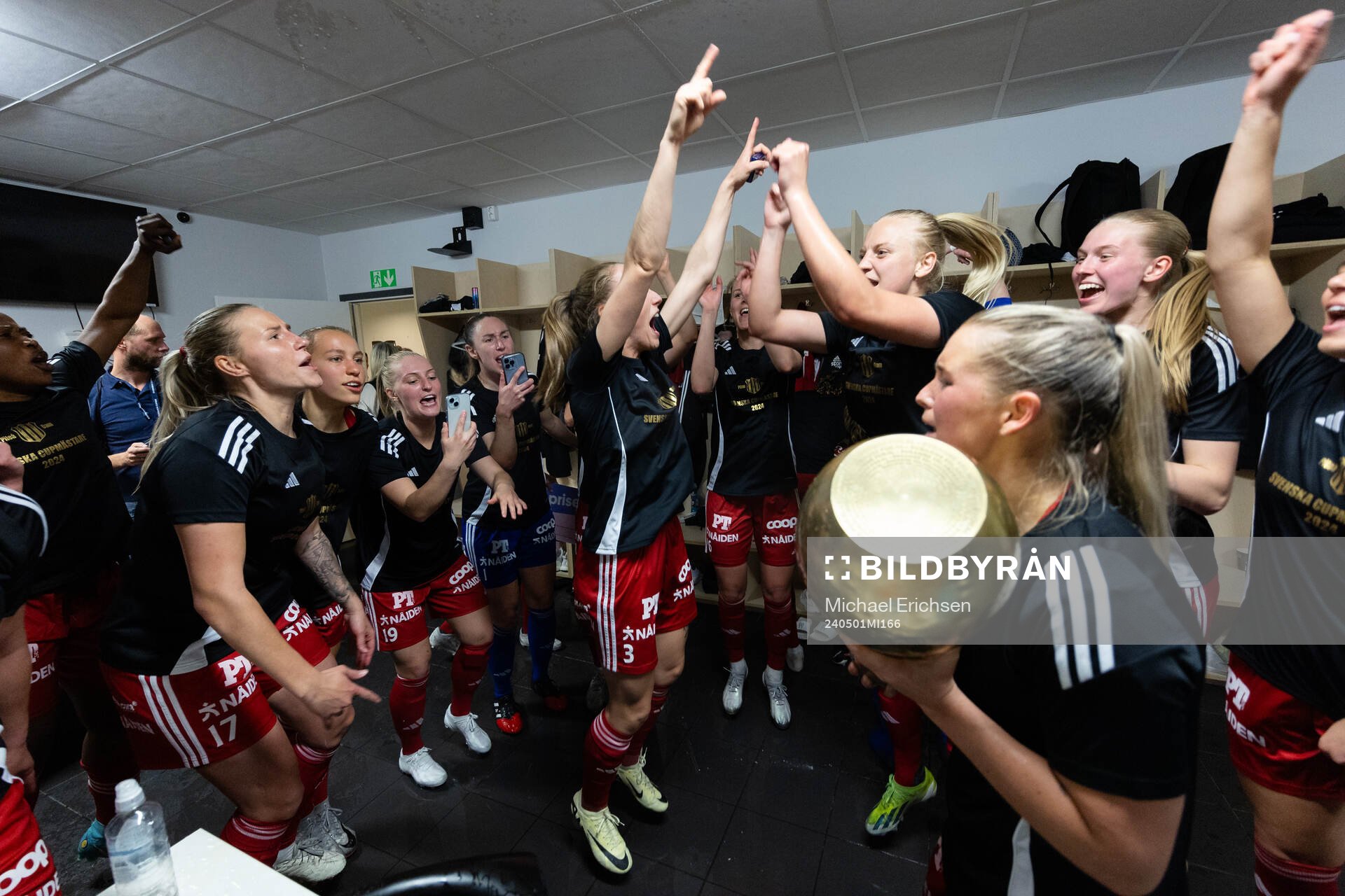 Piteås spelare firar i omklädningsrummet