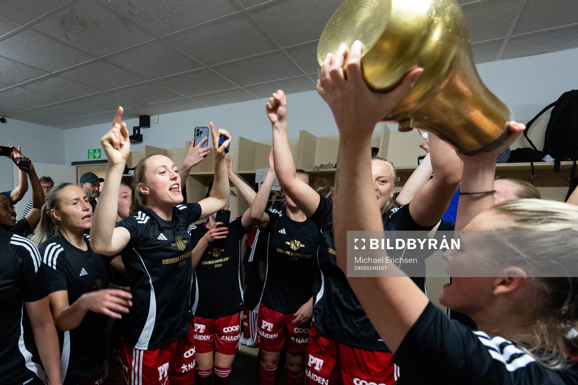 Piteås spelare firar i omklädningsrummet efter finalen i Svenska Cupen mellan Häcken och Piteå den 1 maj 2024 i Göteborg. 