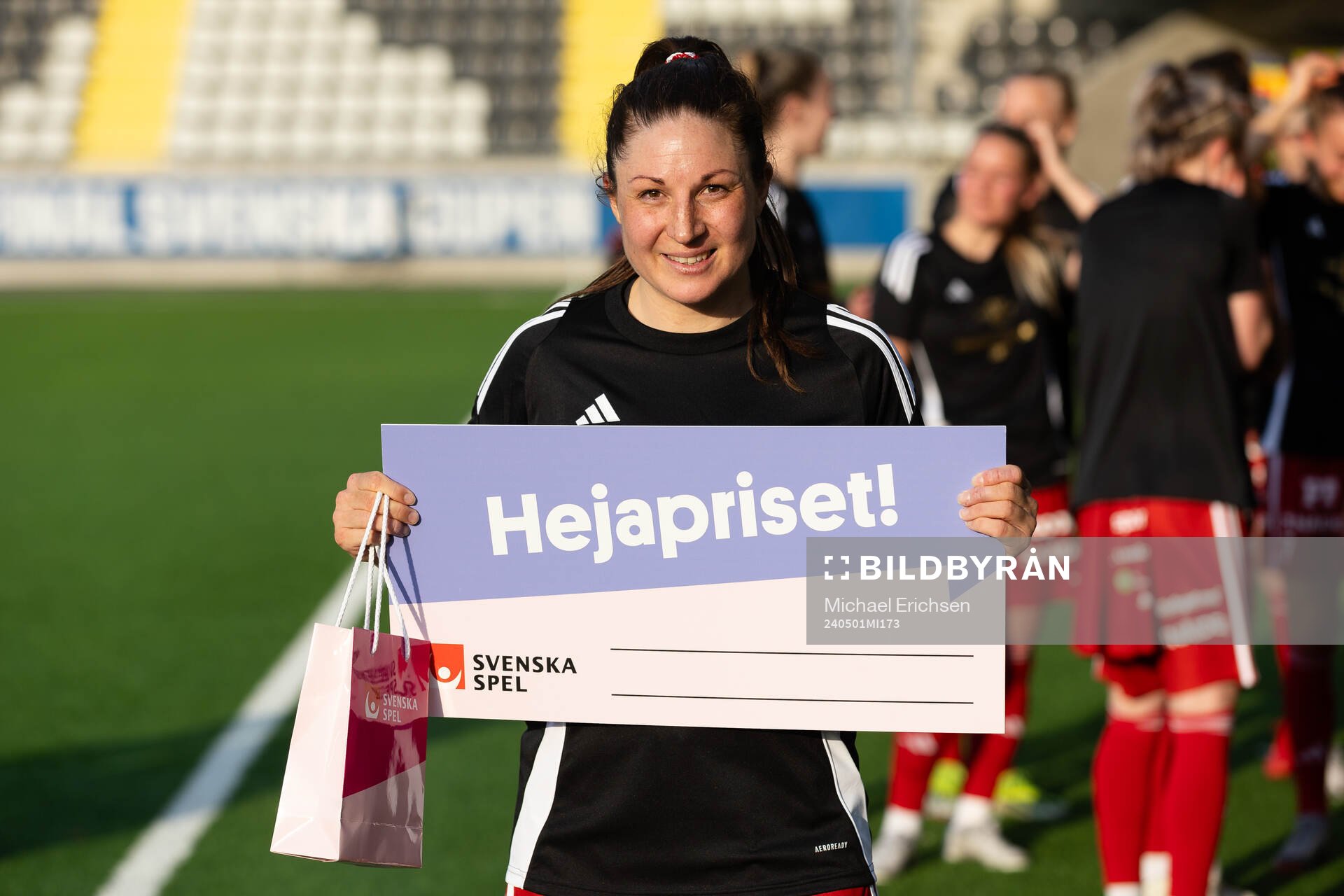 Piteås Josefin Johansson får pris som matchens spelare efter finalen i Svenska Cupen mellan Häcken och Piteå den 1 maj 2024 i Göteborg.