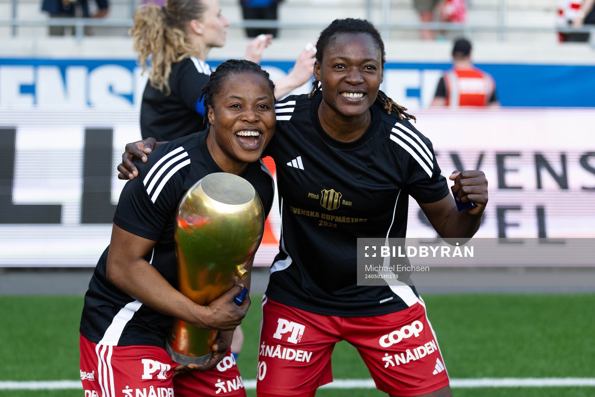 Piteås Faith Ikidi Michael och Anam Imo jublar med pokalen efter finalen i Svenska Cupen mellan Häcken och Piteå den 1 maj 2024 i Göteborg.