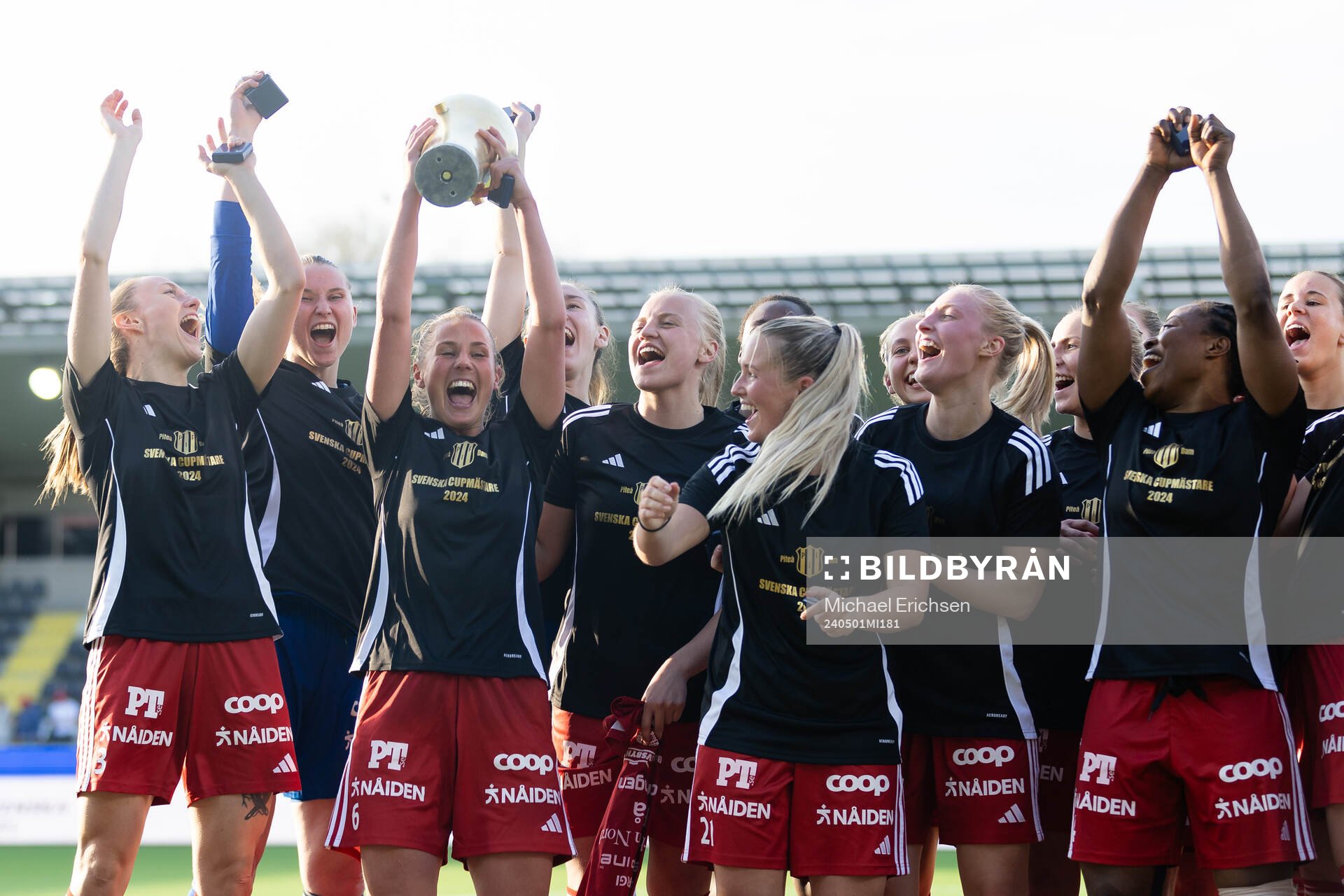 Piteås spelare jublar med pokalen