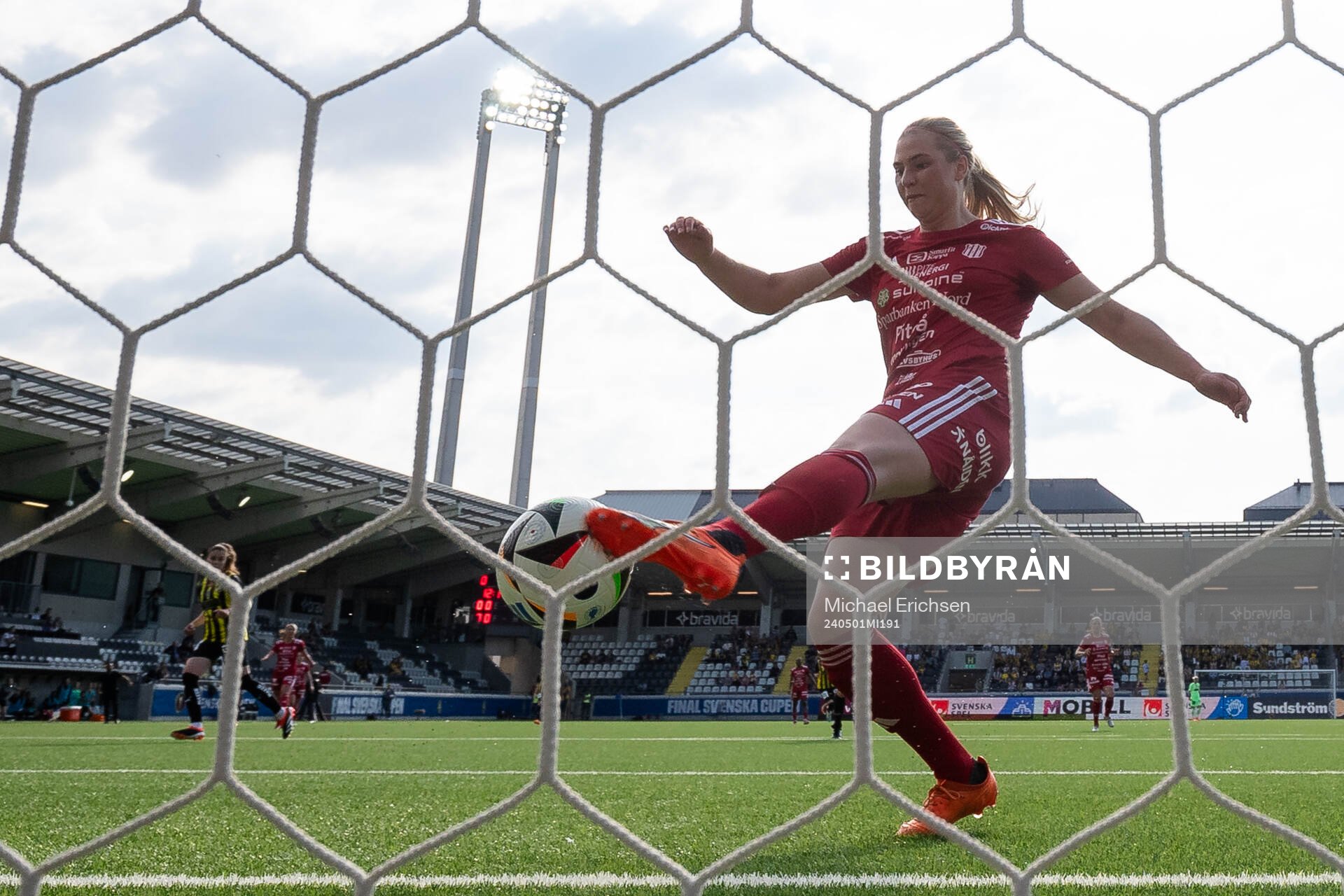 Piteås Ellen Löfqvist räddar en boll på mållinjen