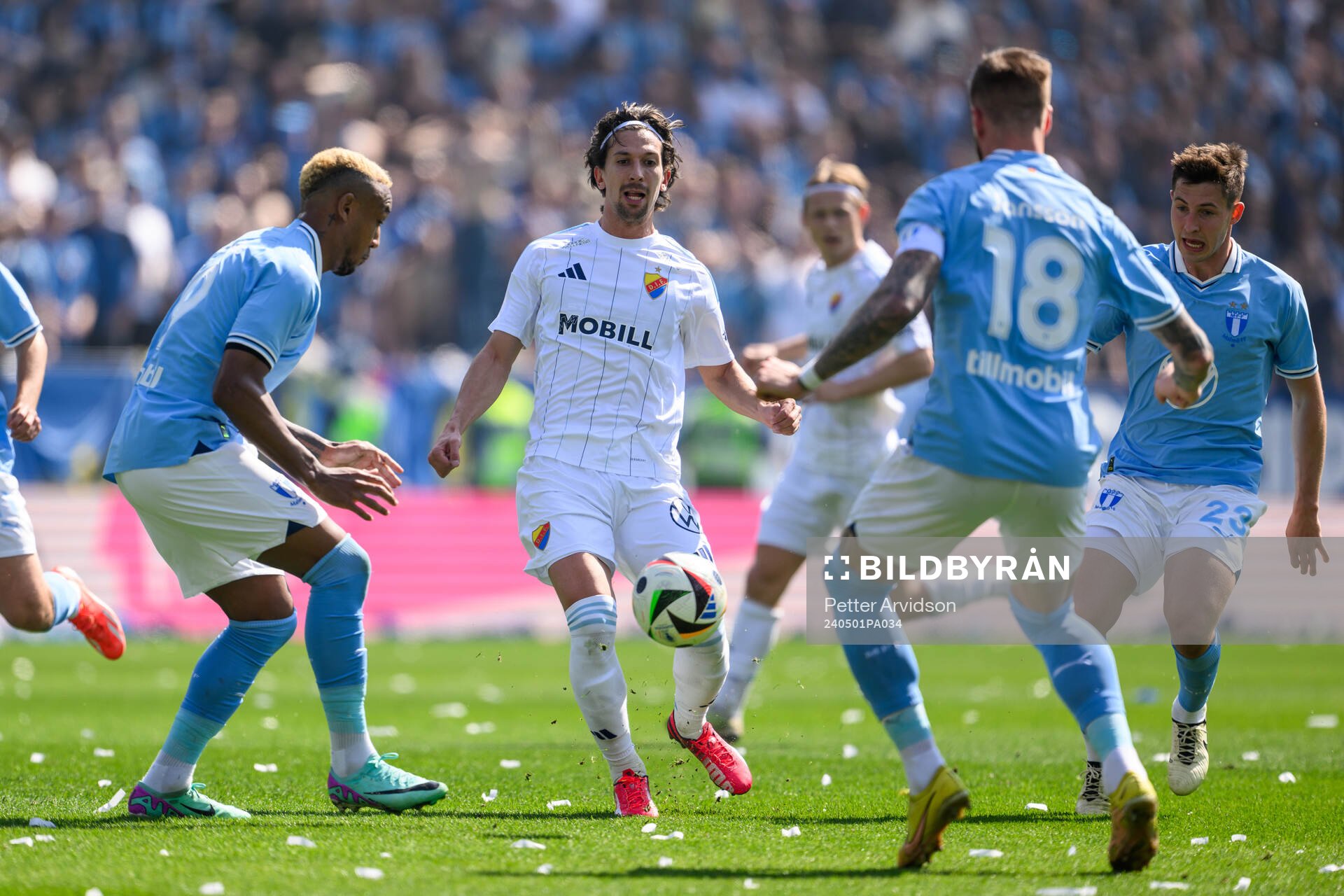 Djurgårdens Gustav Wikheim mot Malmö FFs Derek Cornelius