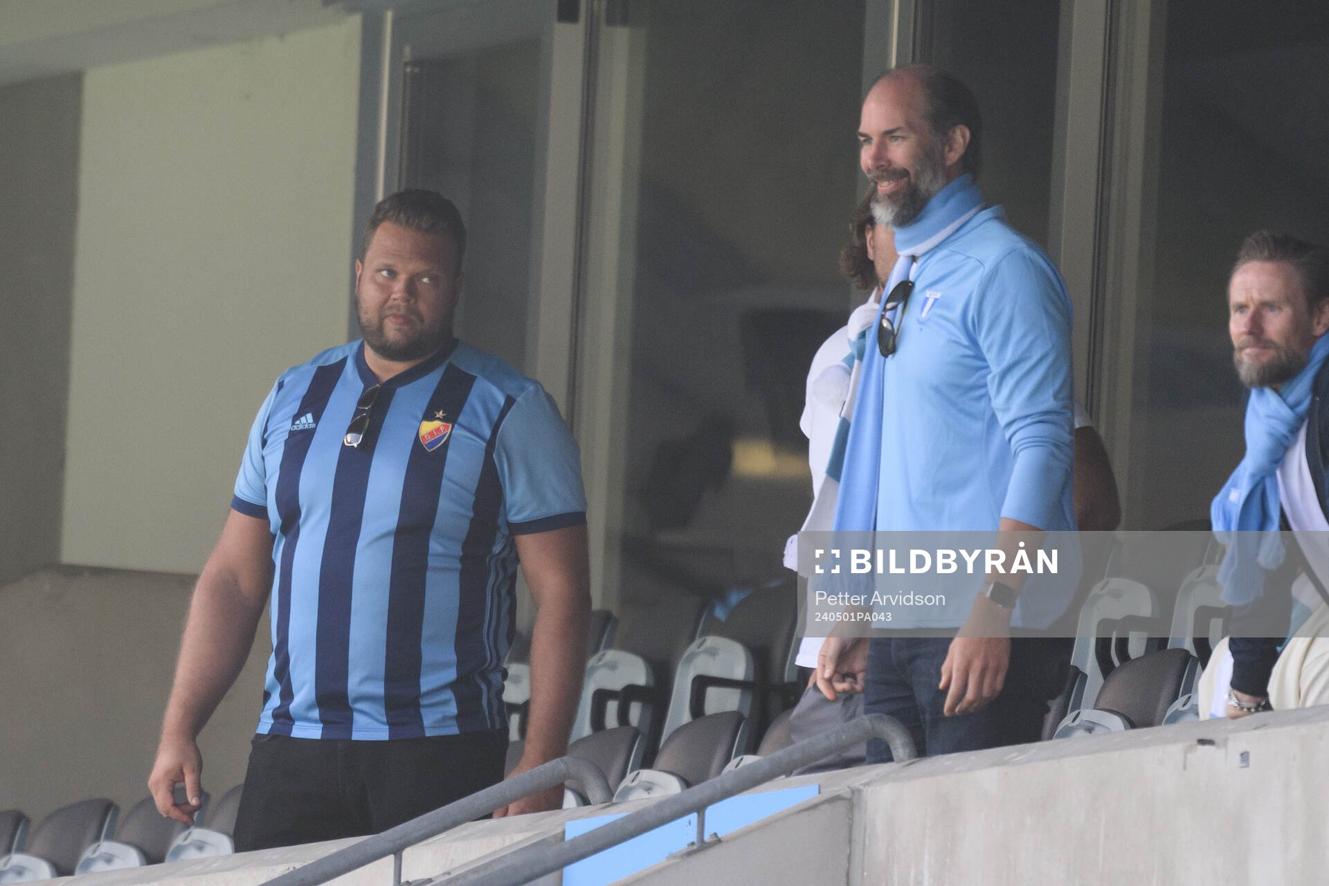 Daniel Ståhl och tränare Staffan Jönsson på läktaren
