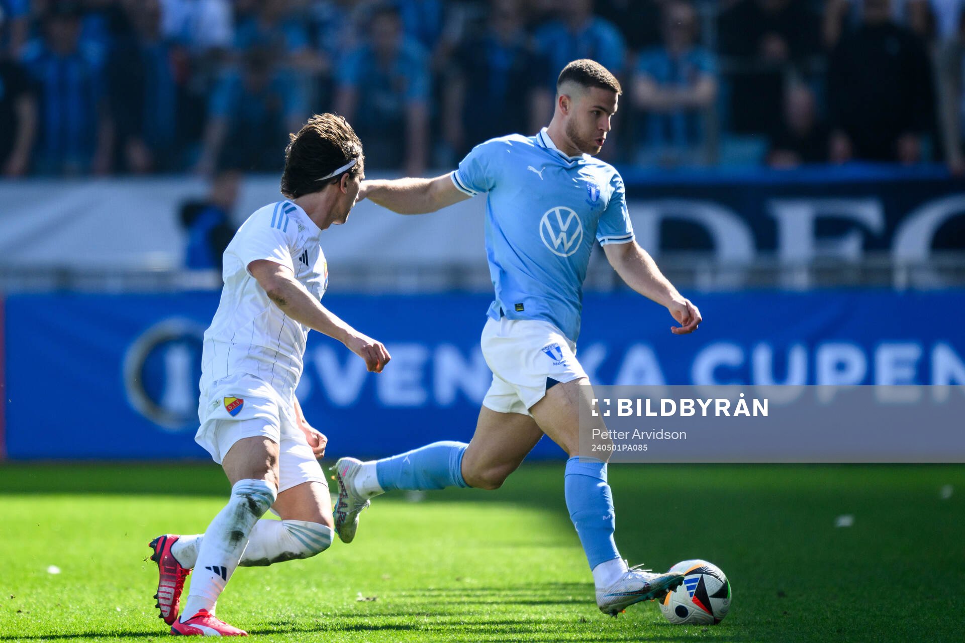 Djurgårdens Gustav Wikheim oh Malmö FFs Gabriel Dal Toe Busanello under finalen i Svenska Cupen mellan Malmö FF och Djurgården den 1 maj 2024 i Malmö.