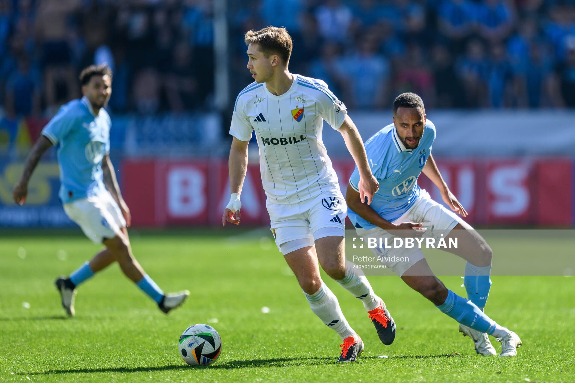 Djurgårdens Miro Tenho och Malmö FFs Isaac Thelin