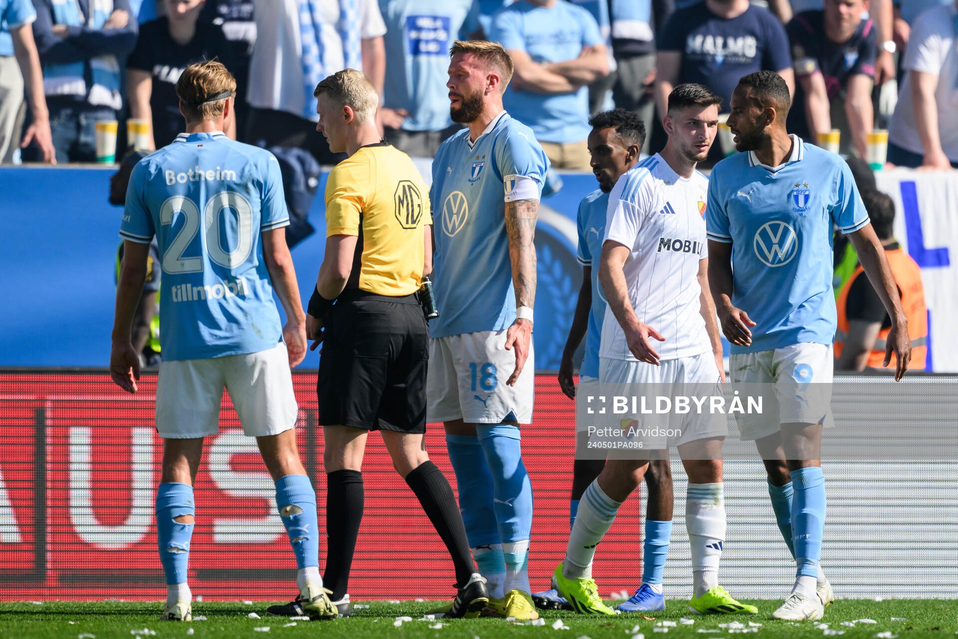Domare Adam Ladebäck och Malmö FFs Pontus Jansson