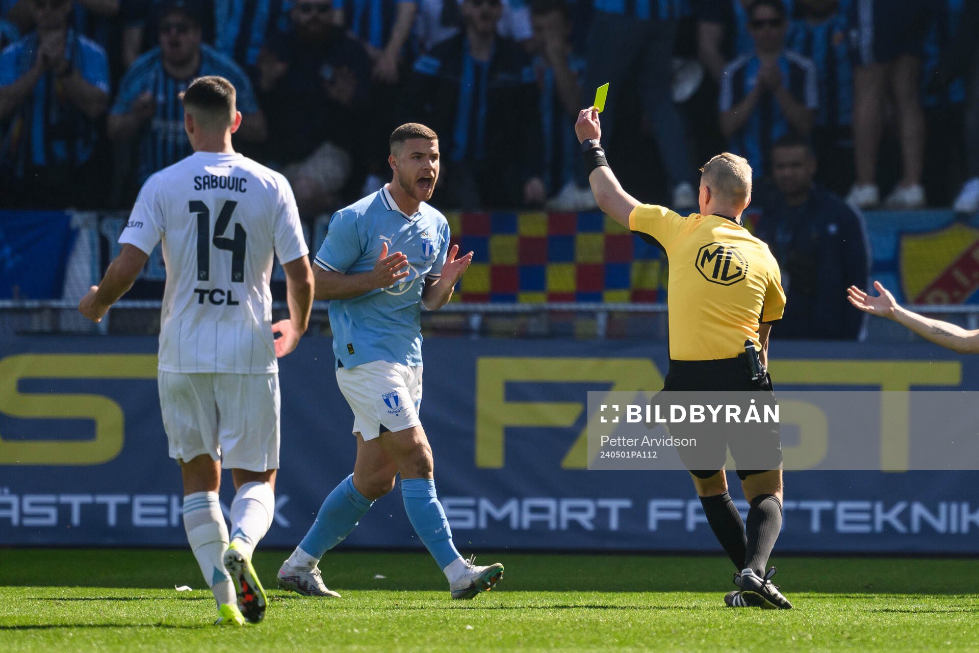 Malmö FFs Gabriel Dal Toe Busanello får ett gult kort av