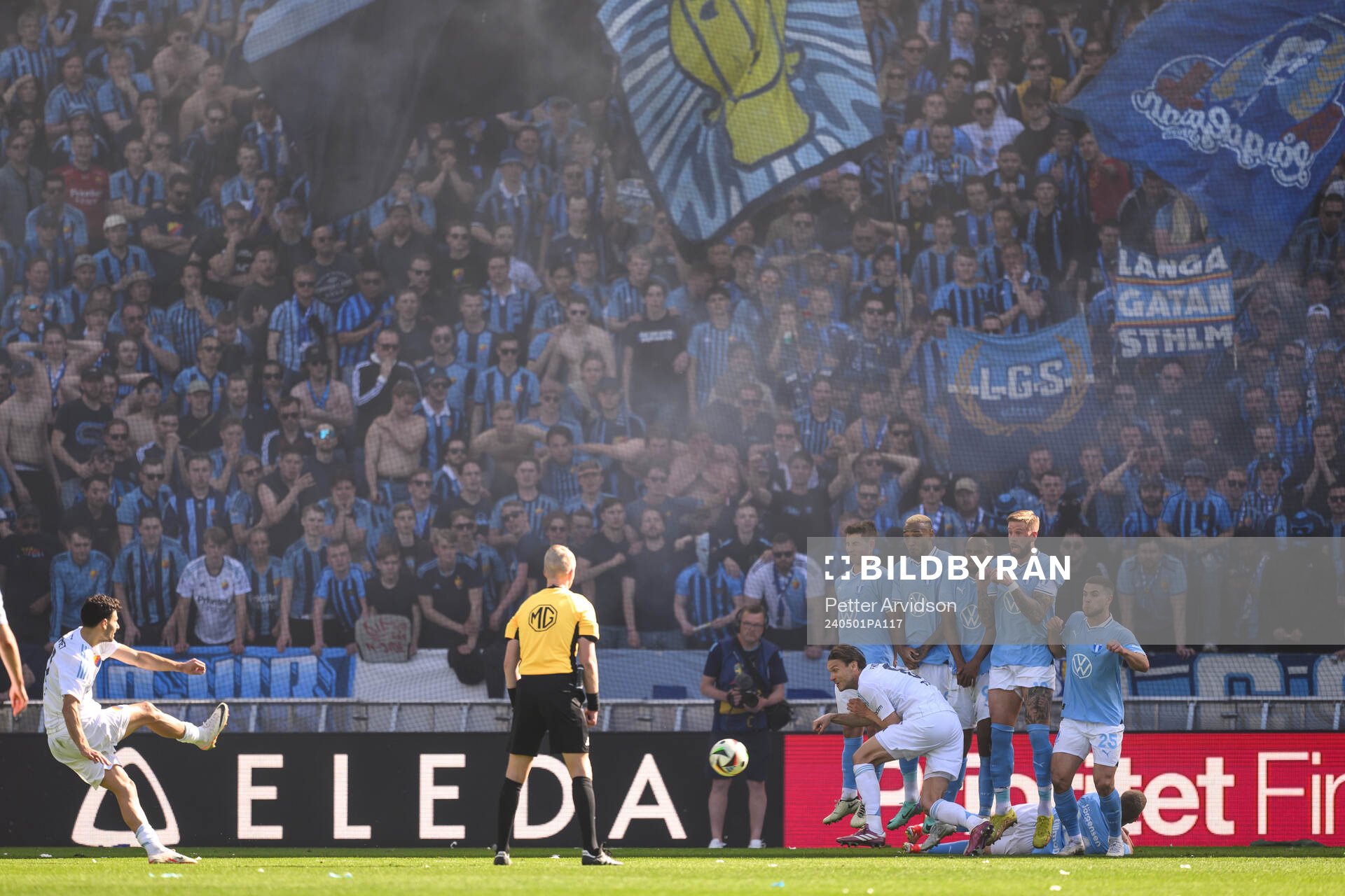 Djurgårdens Albin Ekdal och Malmö FFs spelare i muren