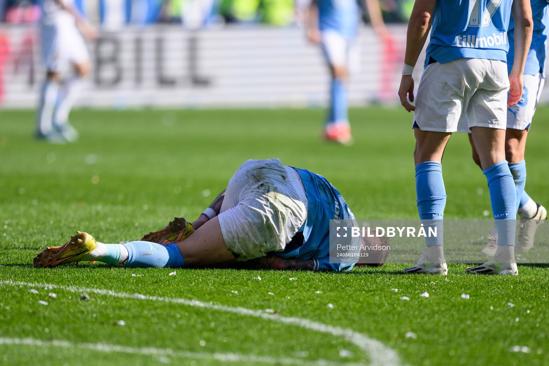 Malmö FFs Pontus Jansson har ont under finalen i Svenska Cupen mellan Malmö FF och Djurgården den 1 maj 2024 i Malmö. 