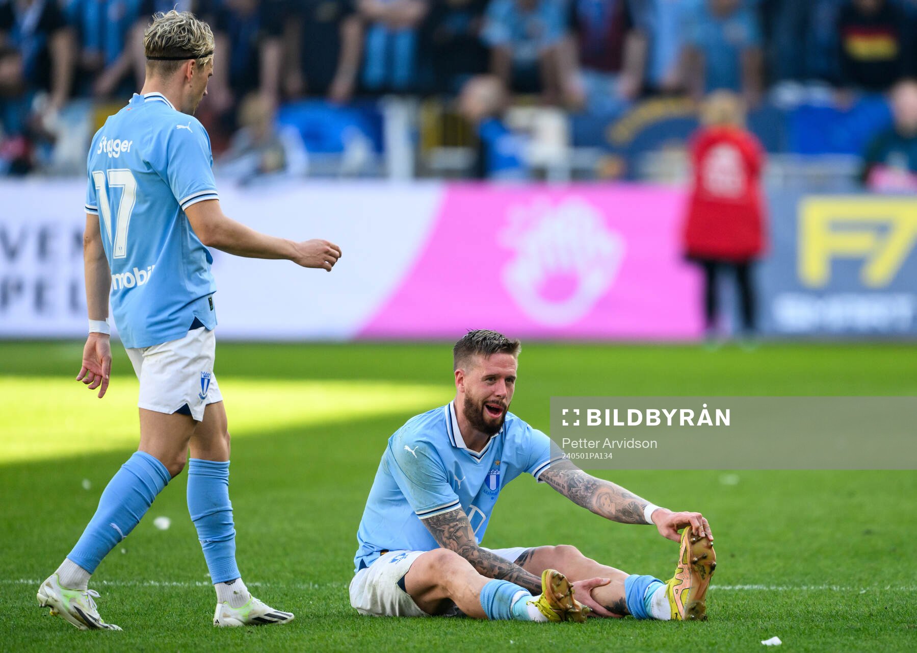 Malmö FFs Pontus Jansson har ont under finalen i Svenska Cupen mellan Malmö FF och Djurgården den 1 maj 2024 i Malmö. 