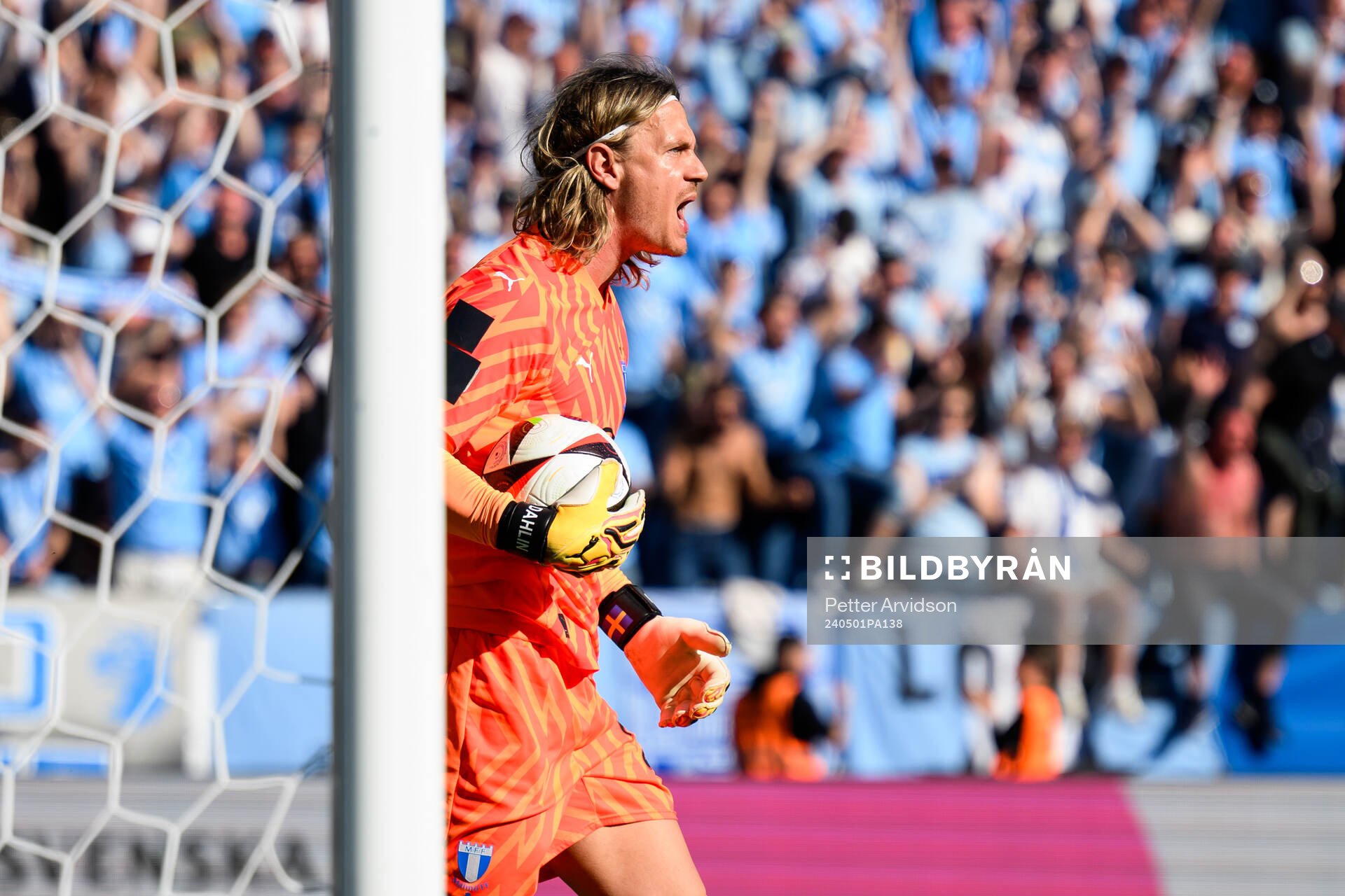 Malmö FFs målvakt Johan Dahlin jublar