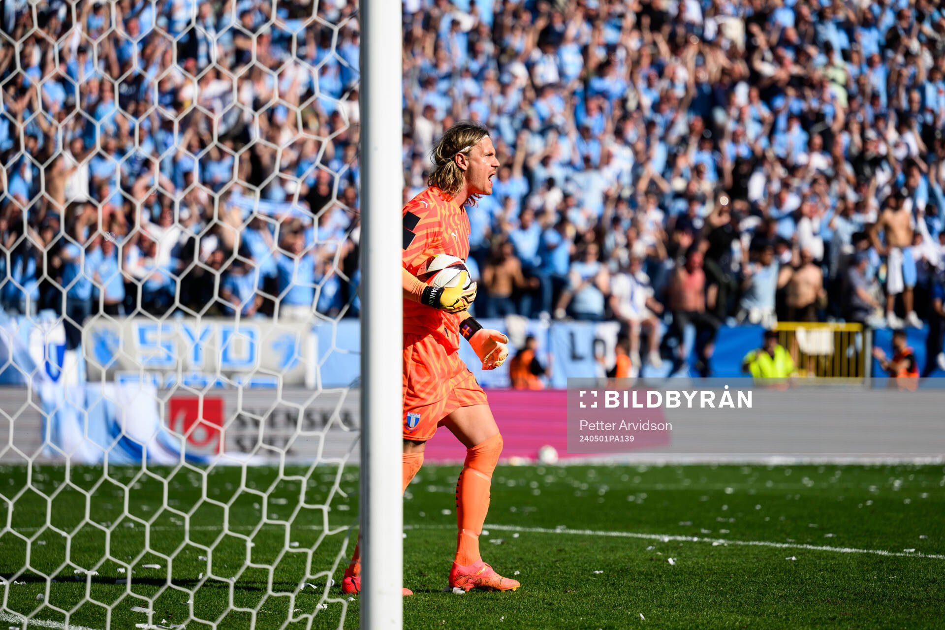 Malmö FFs målvakt Johan Dahlin jublar efter en räddad straffspark under finalen i Svenska Cupen mellan Malmö FF och Djurgården den 1 maj 2024 i Malmö.
