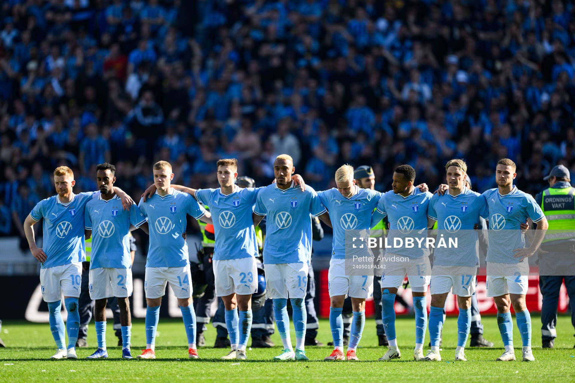 Malmö FFs spelare under straffläggningen under finalen i Svenska Cupen mellan Malmö FF och Djurgården den 1 maj 2024 i Malmö.