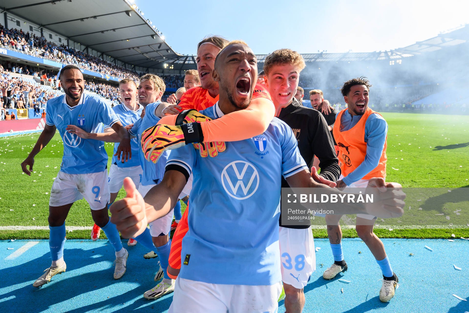 Malmö FFs målvakt Johan Dahlin och Derek Cornelius jublar
