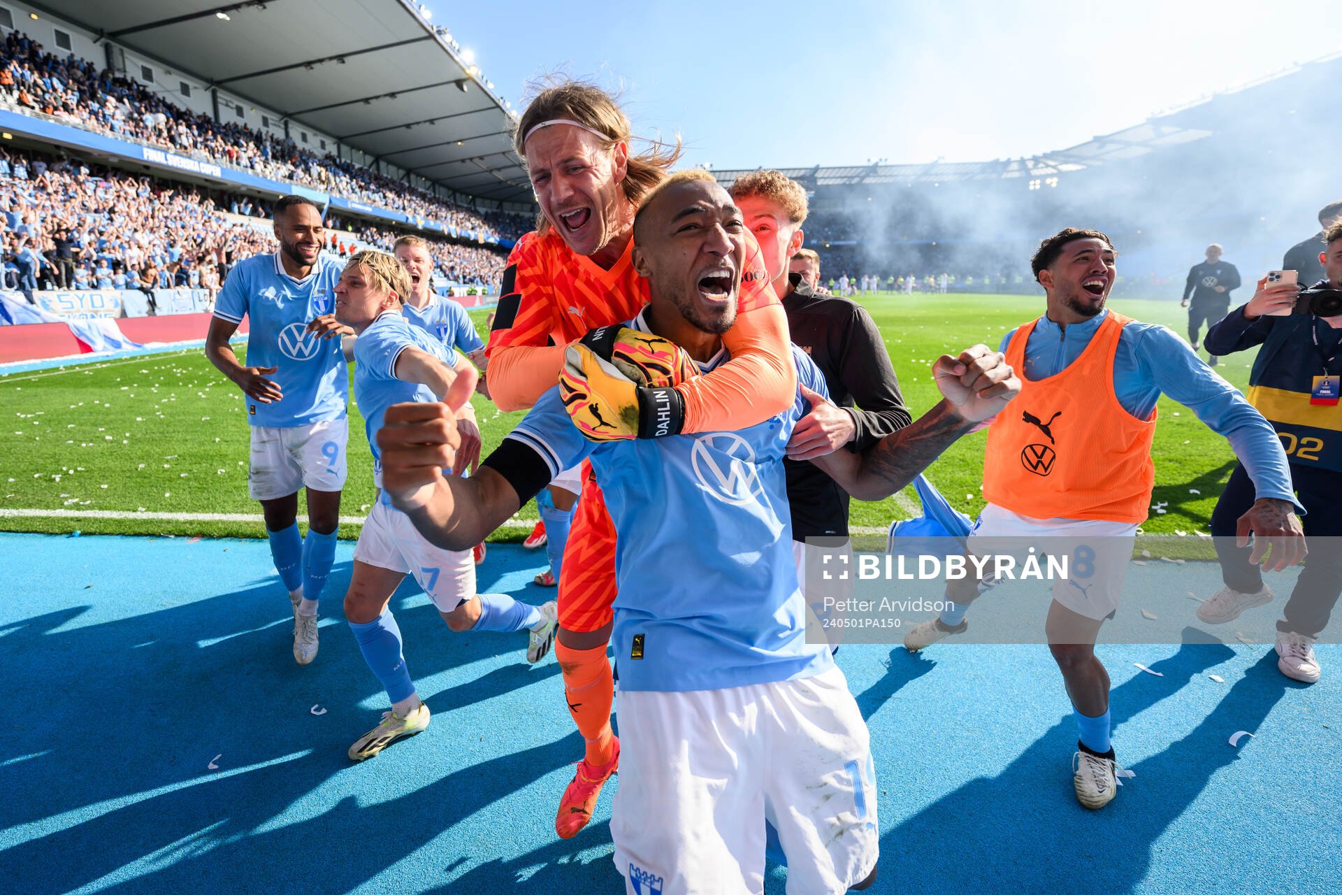Malmö FFs målvakt Johan Dahlin och Derek Cornelius jublar