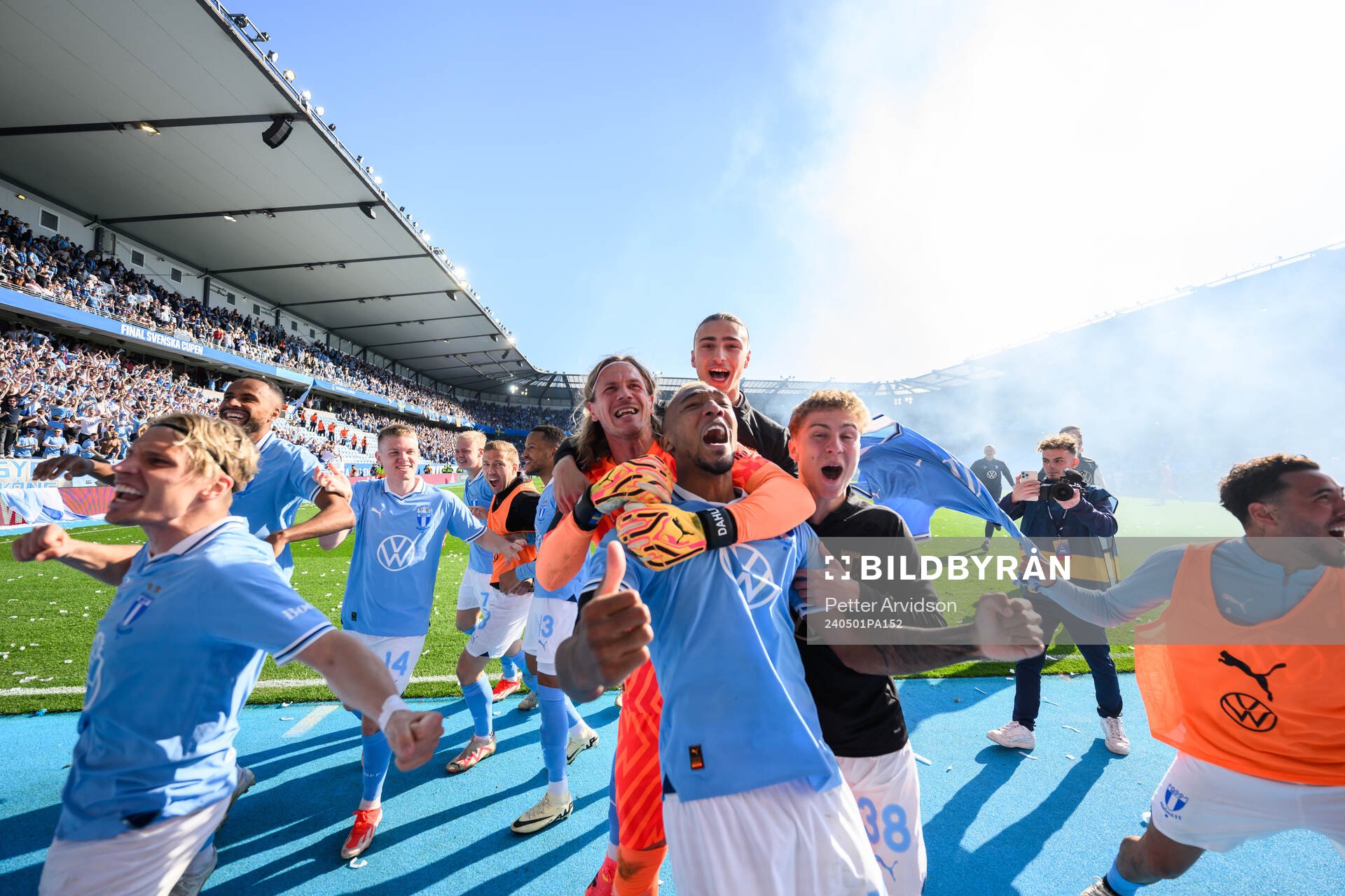 Malmö FFs målvakt Johan Dahlin och Derek Cornelius jublar
