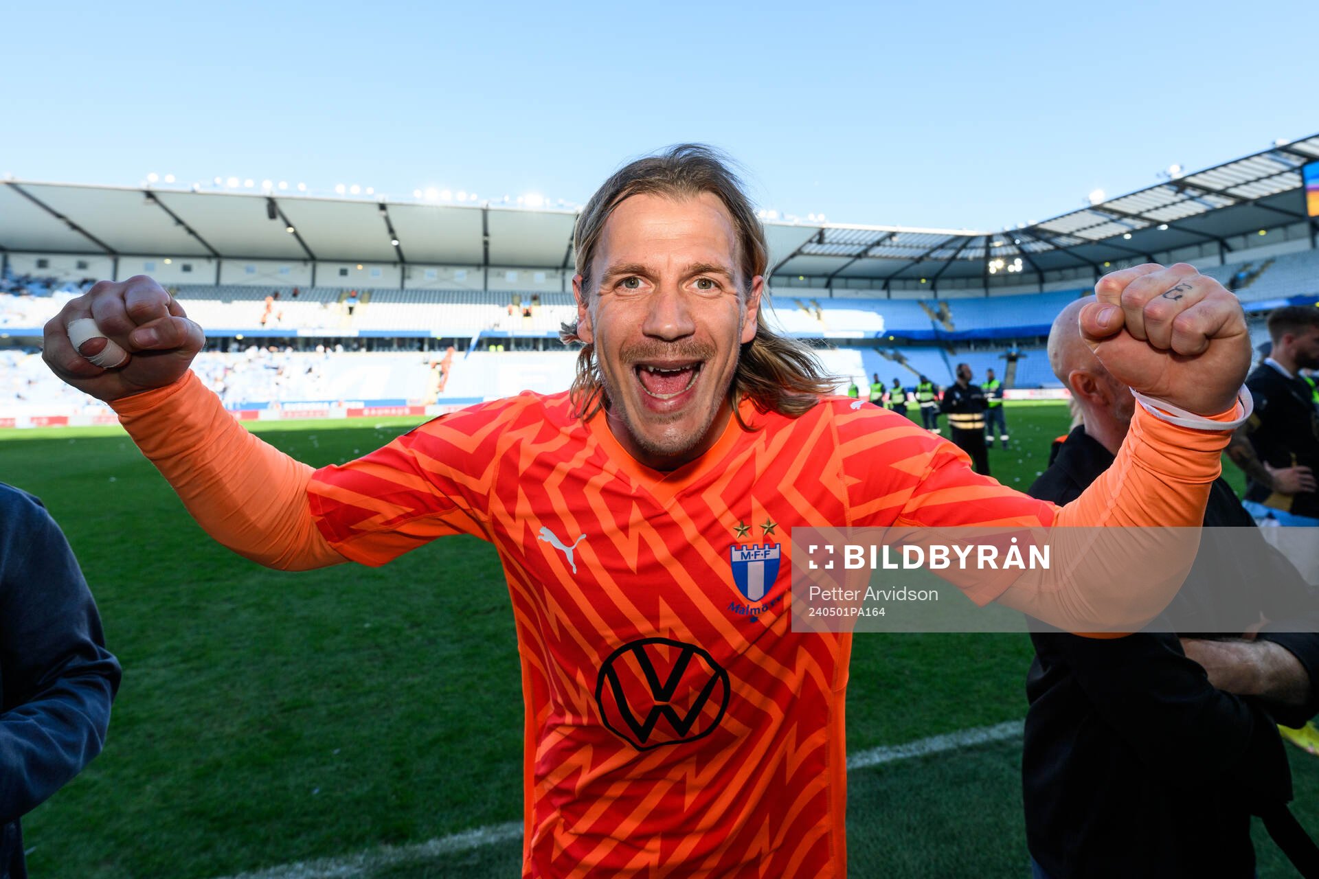 Malmö FFs målvakt Johan Dahlin jublar