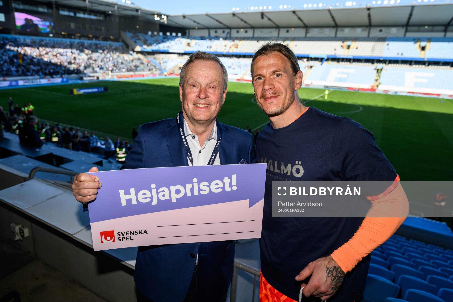 En representant från Svenska Spel delar ut pris för