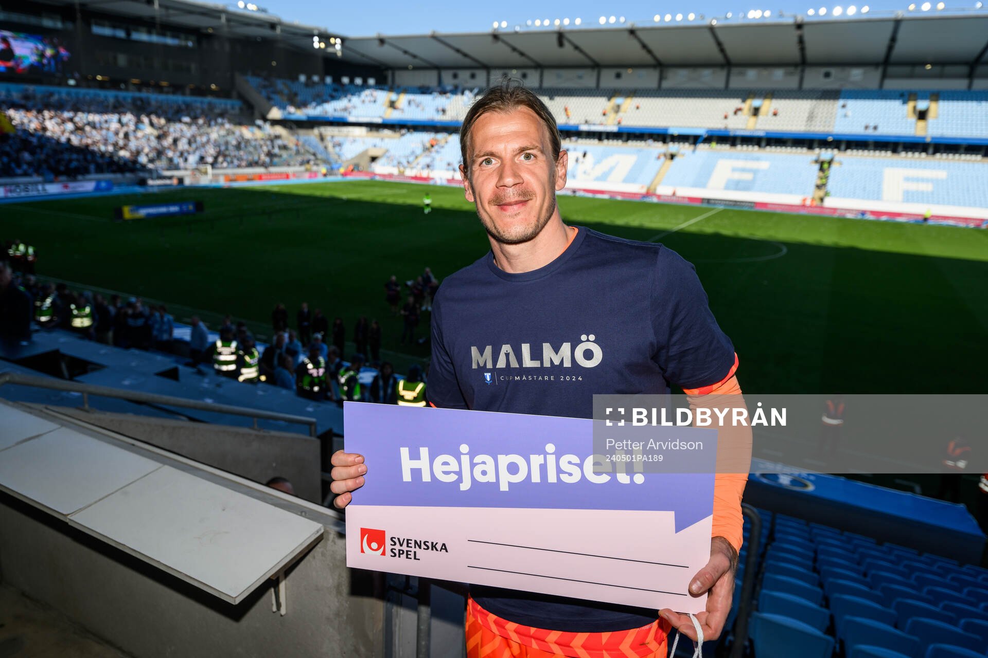 Malmö FFs målvakt Johan Dahlin poserar för en bild med priset för matchens lirare efter finalen i Svenska Cupen mellan Malmö FF och Djurgården den 1 maj 2024 i Malmö.