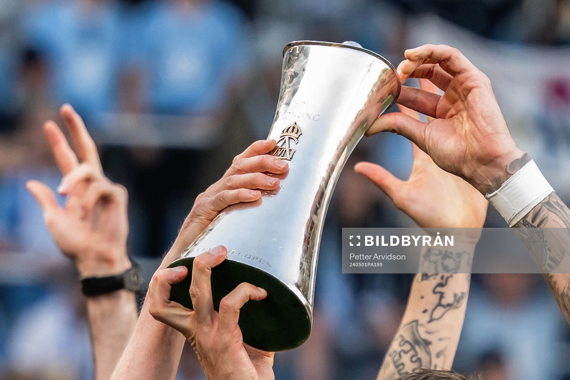 Malmö FFs spelare jublar med pokalen