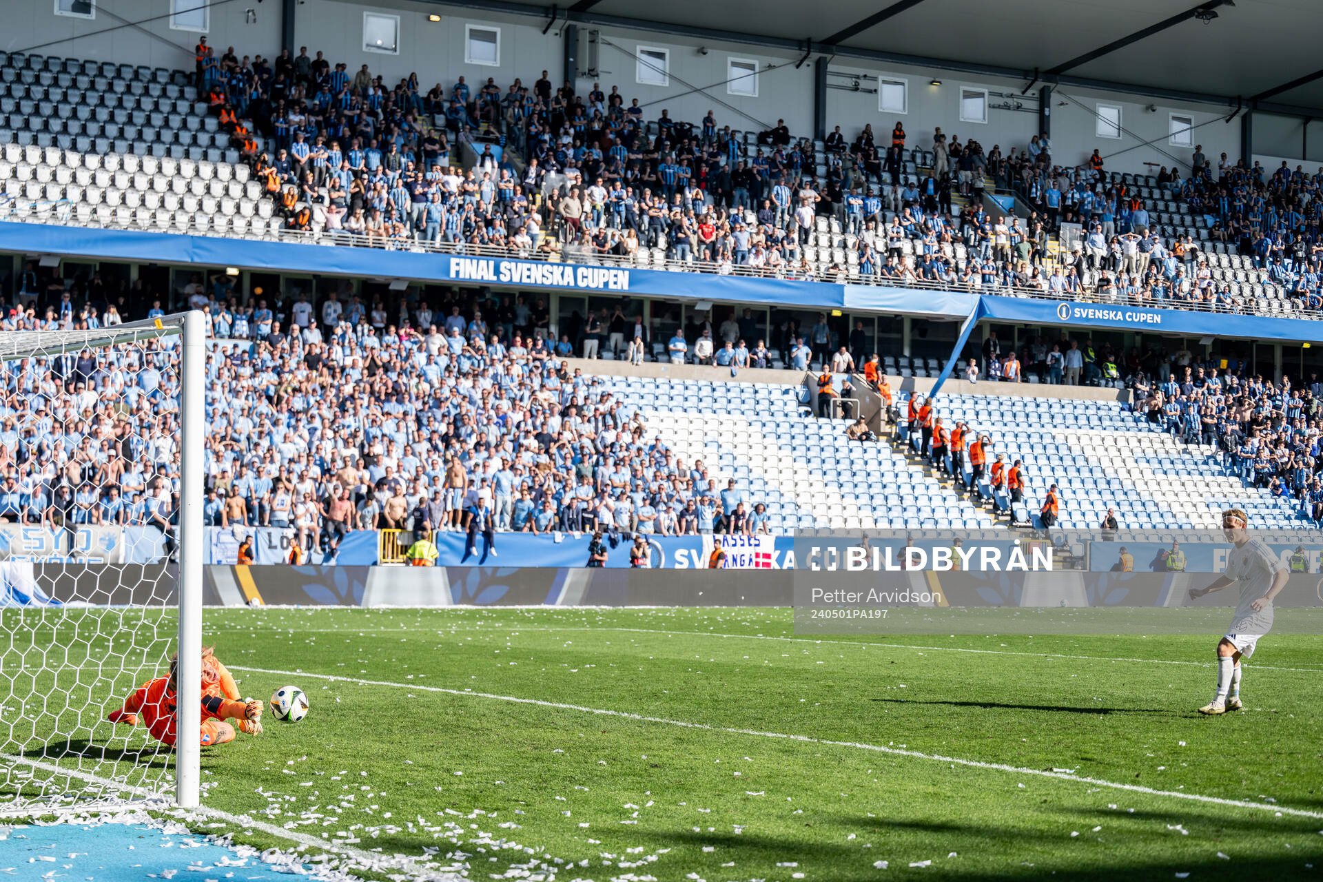 Malmö FFs målvakt Johan Dahlin räddar en straff från