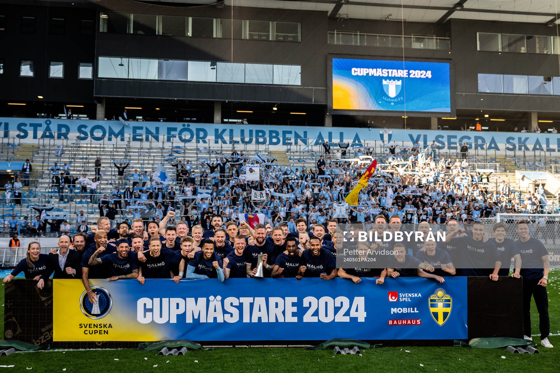 Malmö FFs spelare jublar med pokalen