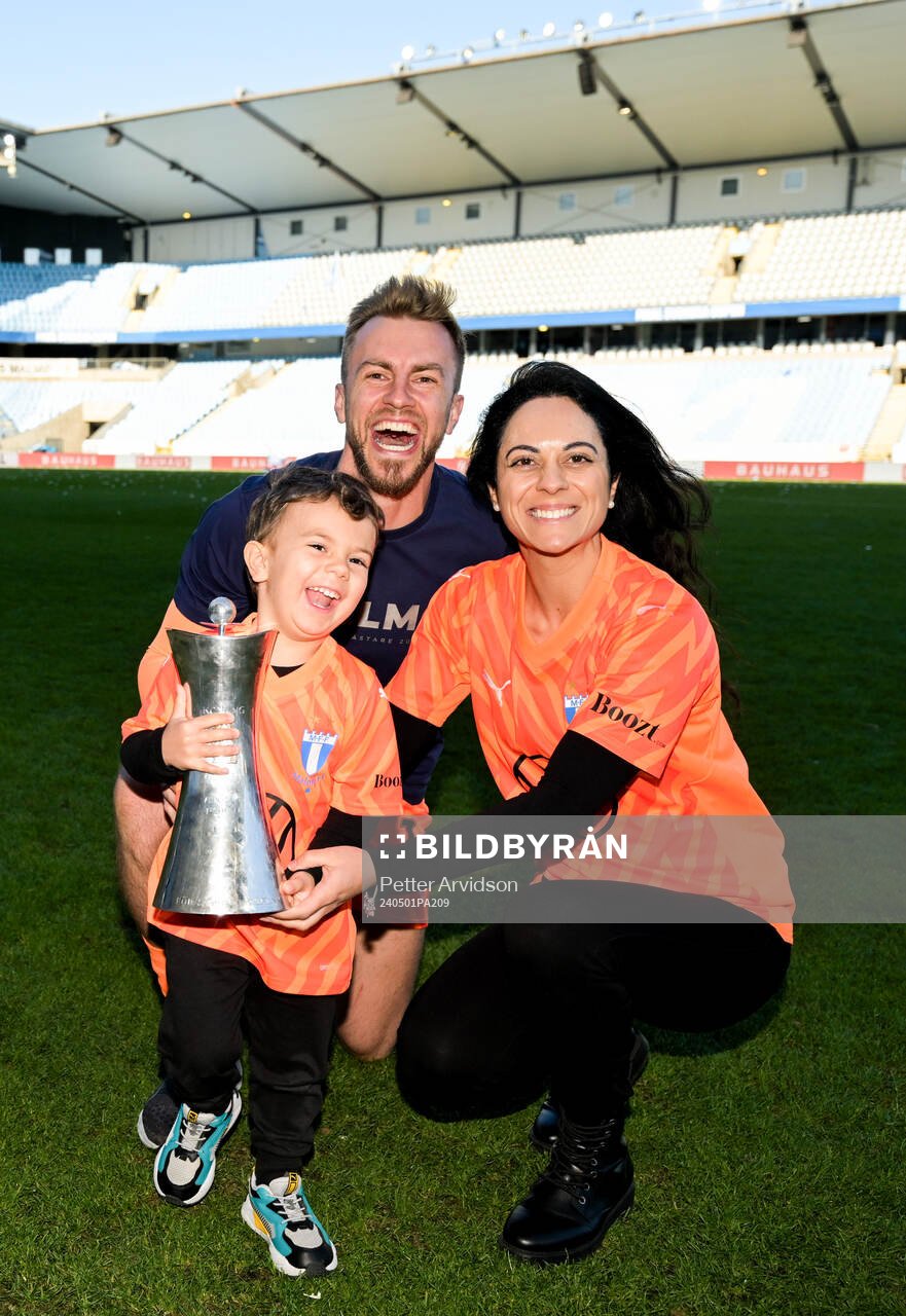 Malmö FFs målvakt Ricardo Friedrich poserar med pokalen tillsammans med sin familj efter finalen i Svenska Cupen mellan Malmö FF och Djurgården den 1 maj 2024 i Malmö.