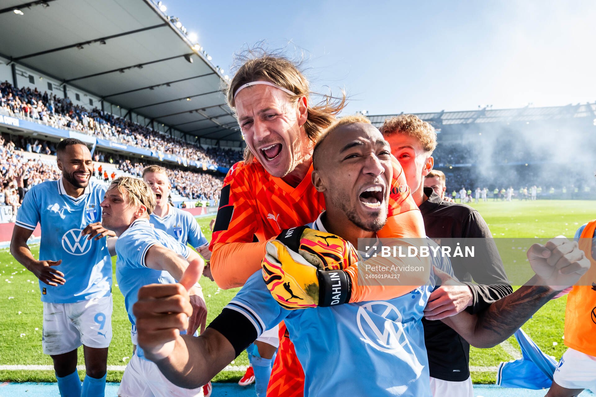Malmö FFs målvakt Johan Dahlin och Derek Cornelius jublar