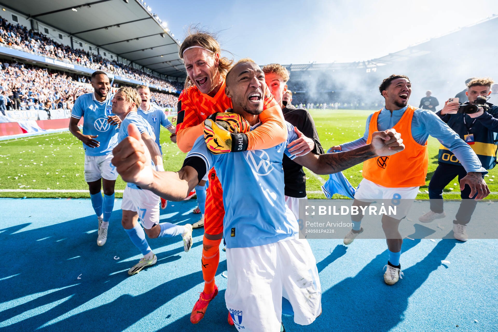 Malmö FFs målvakt Johan Dahlin och Derek Cornelius jublar