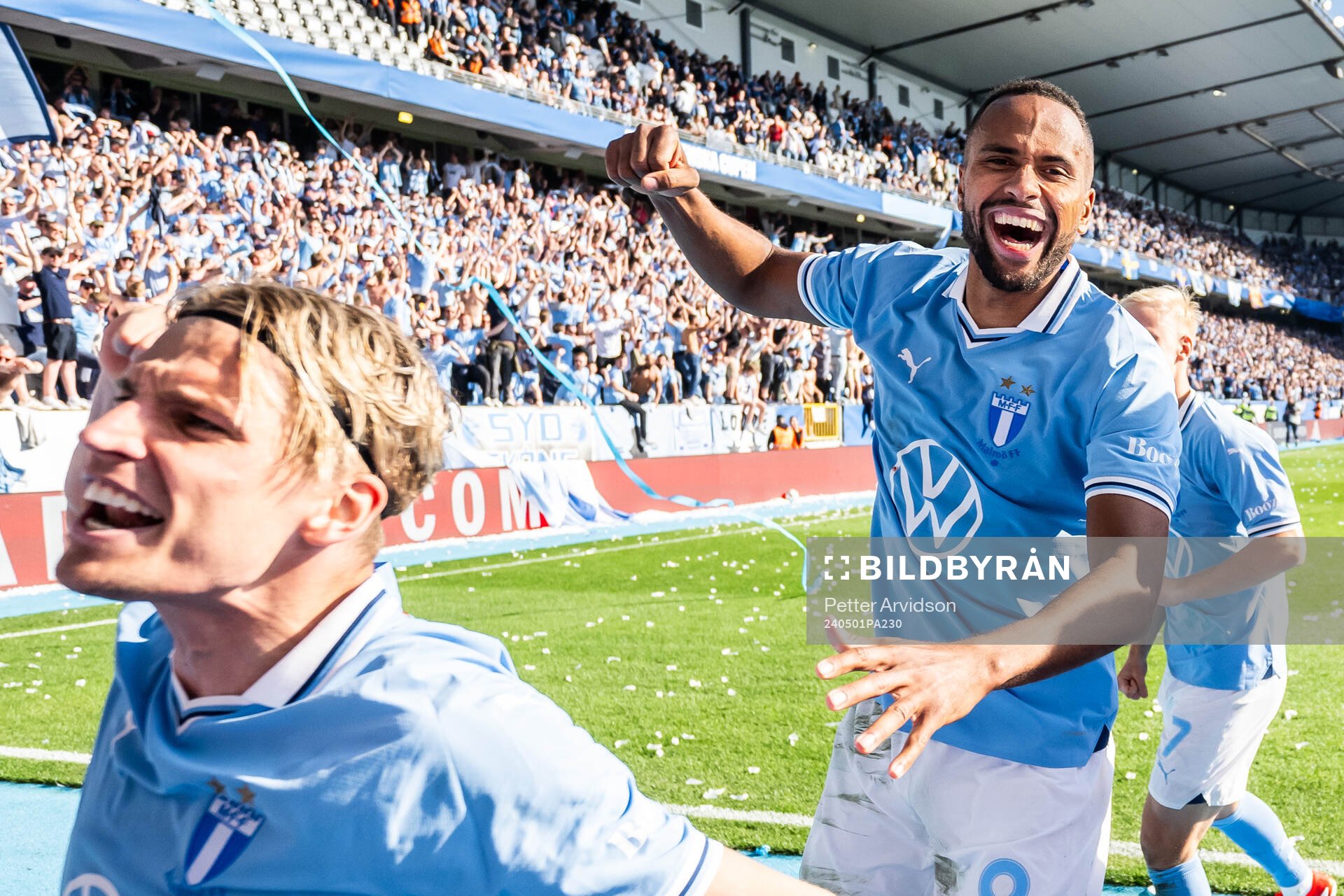 Malmö FFs Jens Stryger Larsen och Isaac Kiese Thelin jublar