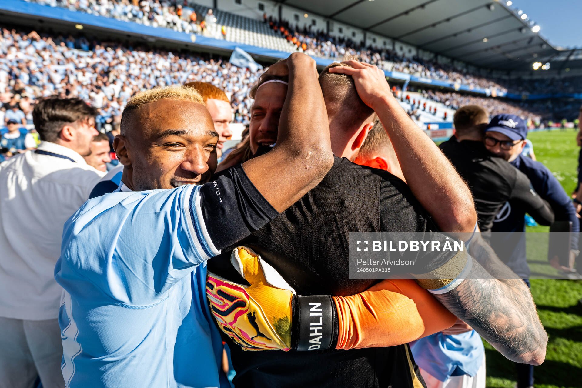 Malmö FFs Derek Cornelius och målvakt Johan Dahlin jublar